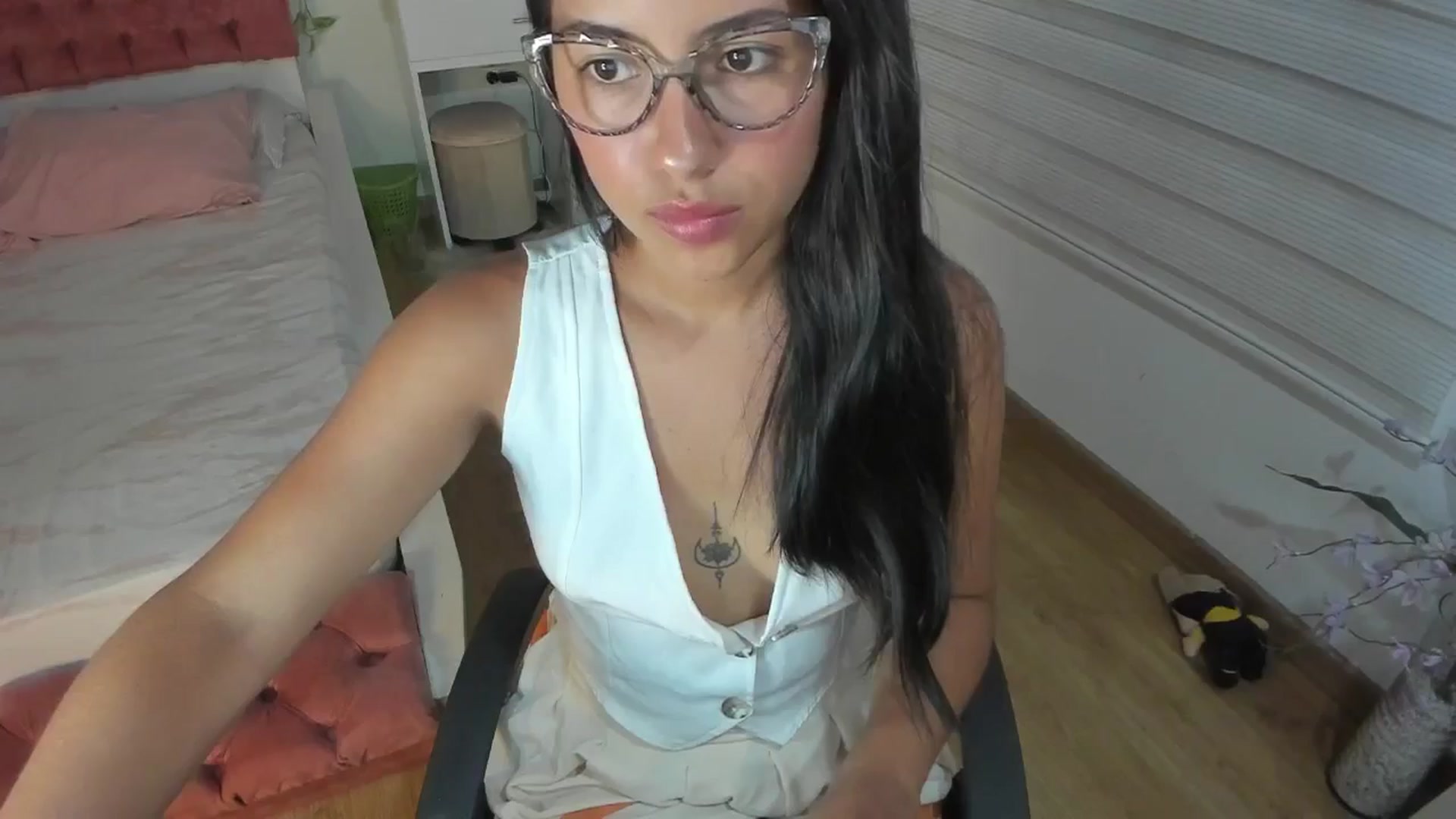 Gallery image thumbnail from ImBella_'s myfreecams stream on, 09/01/2025, 04:36 image 7 of 20