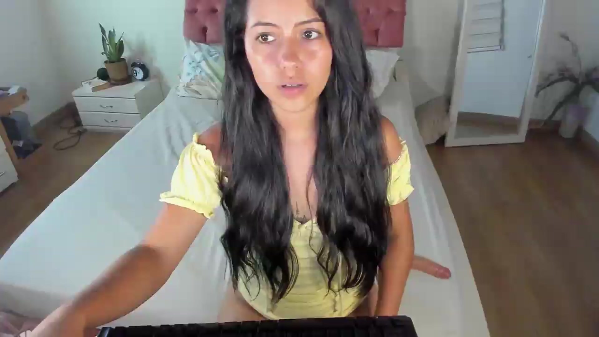 Gallery image thumbnail from ImBella_'s myfreecams stream on, 06/22/2026, 06:07 image 14 of 20