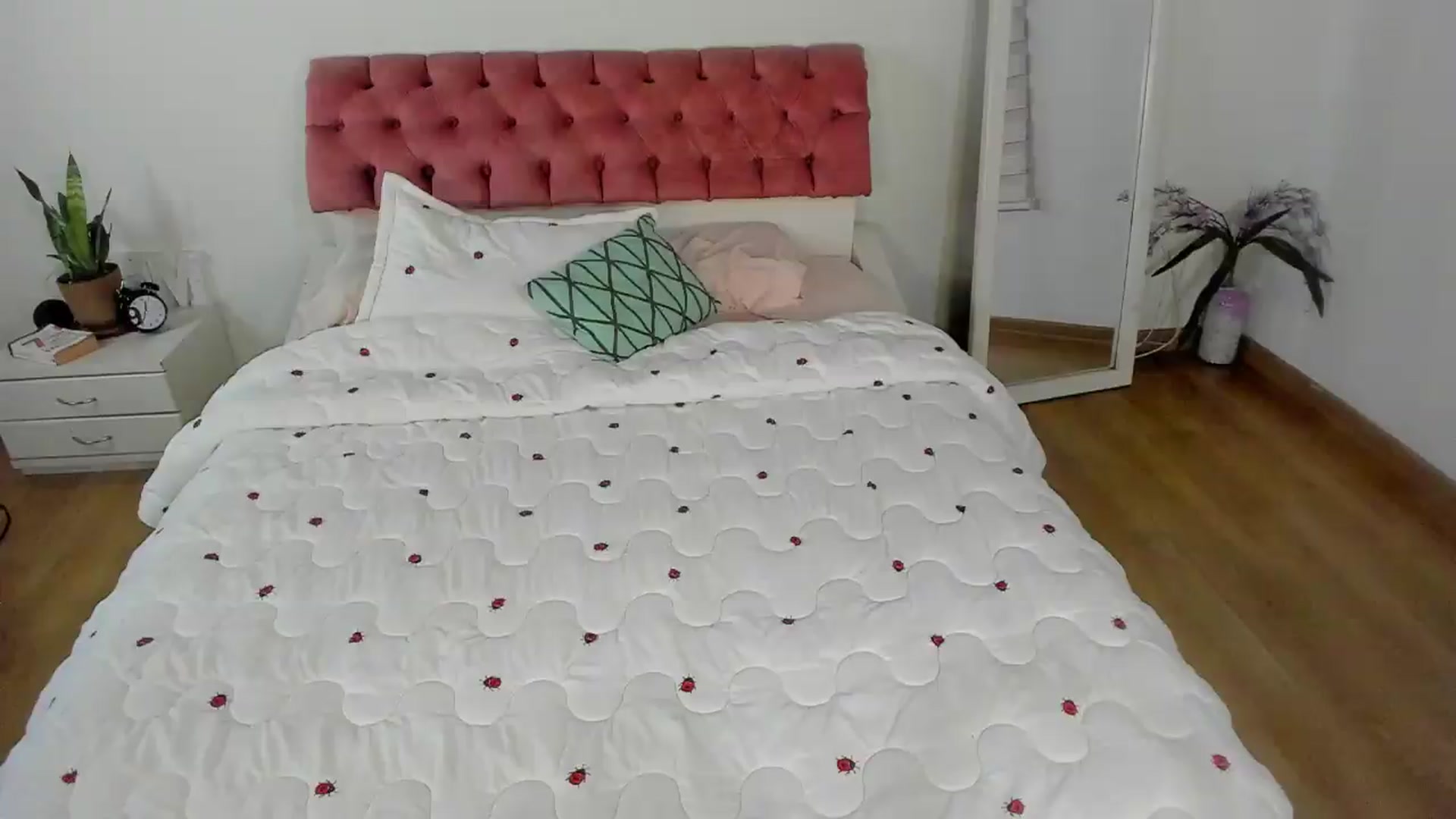 Gallery image thumbnail from ImBella_'s myfreecams stream on, 07/16/2026, 17:35 image 17 of 20