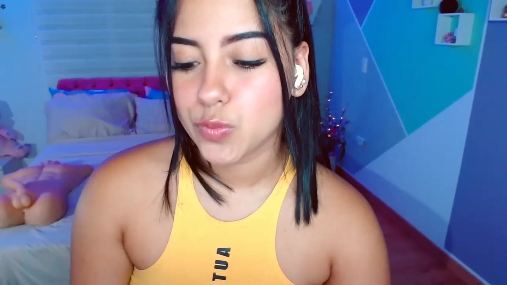 Gallery image thumbnail from ImBella_Sir's myfreecams stream on, 05/30/2023, 18:03 image 6 of 20