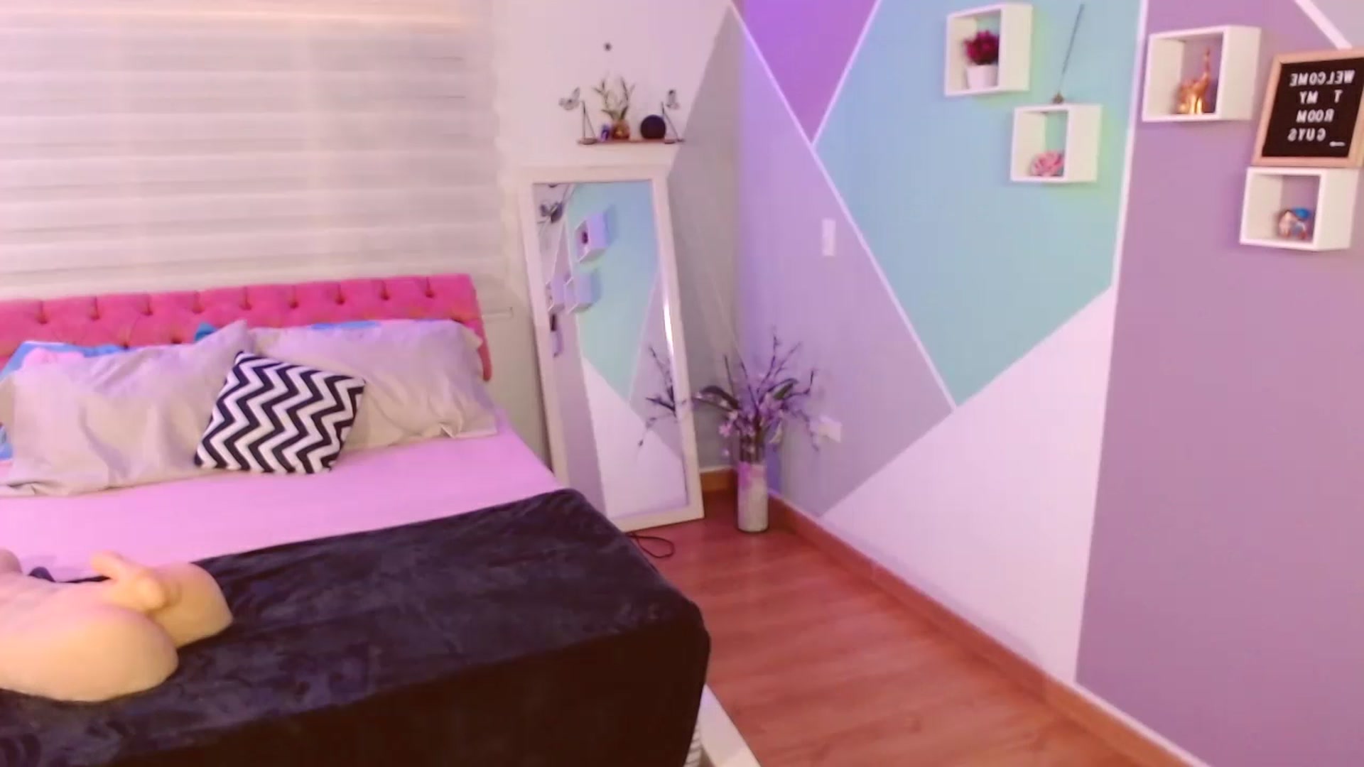 Gallery image thumbnail from ImBella_Sir's myfreecams stream on, 07/12/2023, 16:20 image 16 of 20