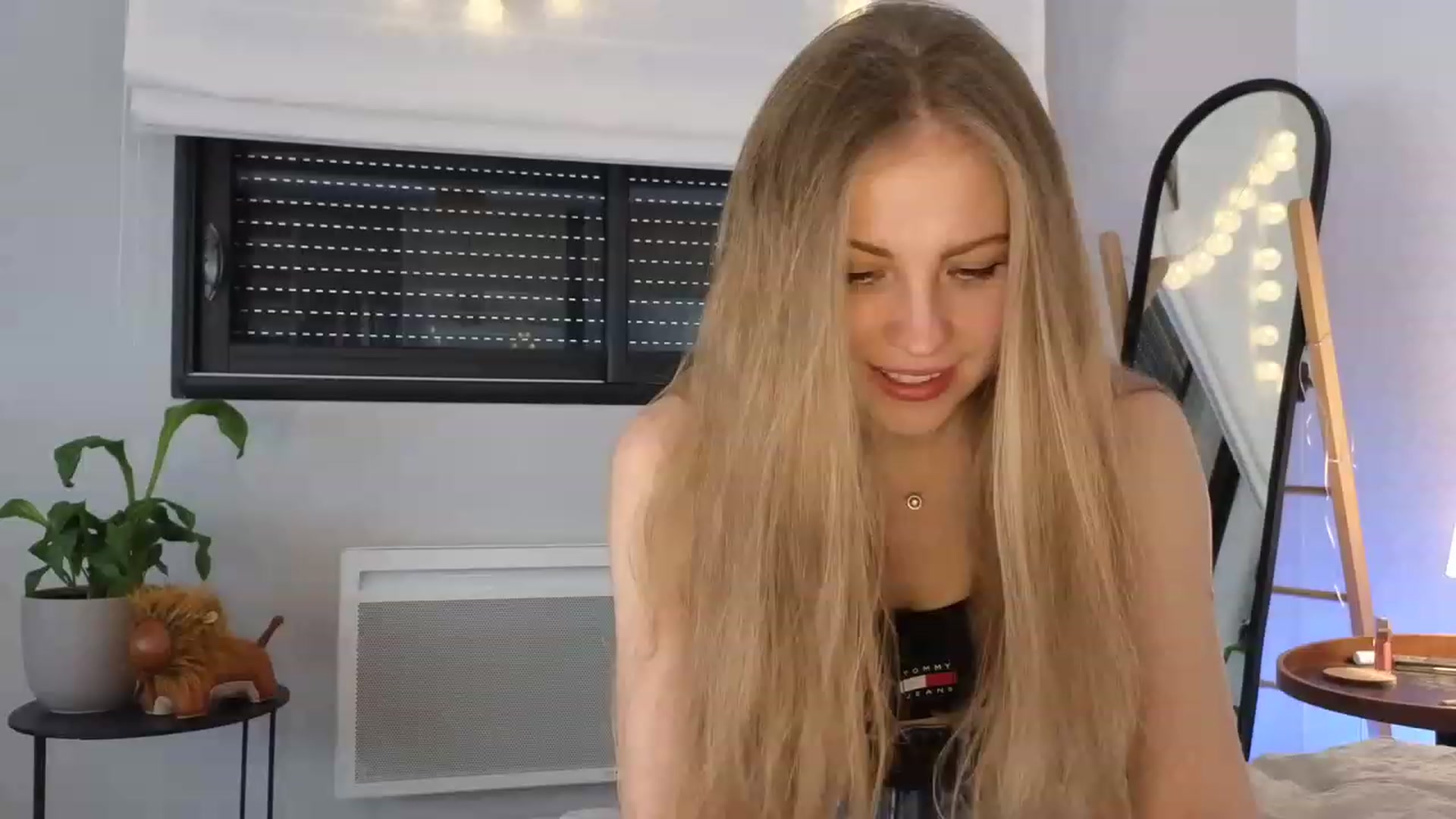 Gallery image thumbnail from ImKeira's myfreecams stream on, 05/08/2023, 15:25 image 2 of 20