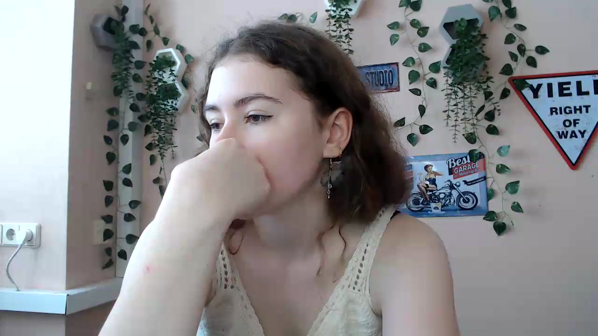 Gallery image thumbnail from Im_Lara's myfreecams stream on, 06/22/2026, 13:00 image 15 of 20