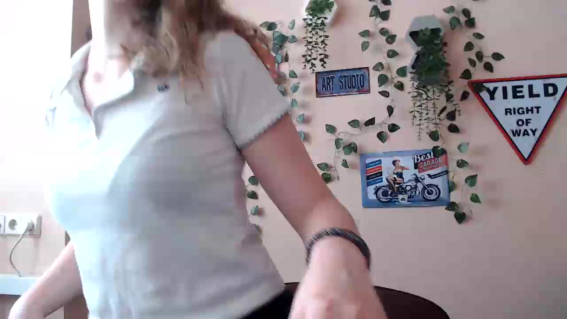 Gallery image thumbnail from Im_Lara's myfreecams stream on, 06/22/2026, 14:51 image 14 of 20