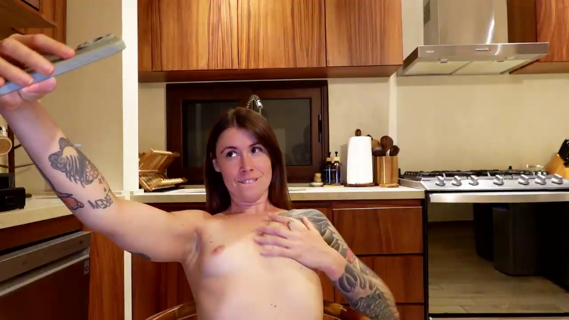 Gallery image thumbnail from ImperialKiss's myfreecams stream on, 08/09/2026, 03:58 image 15 of 20