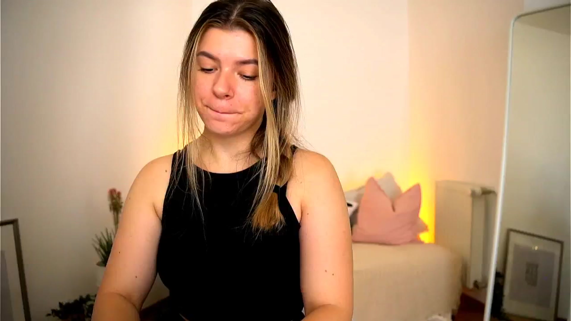 Gallery image thumbnail from Imsofia___'s myfreecams stream on, 09/29/2024, 14:01 image 17 of 20
