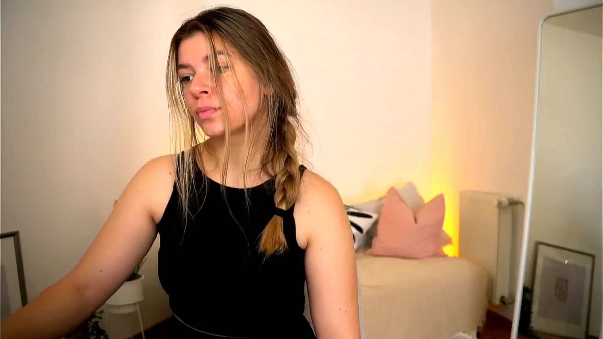Gallery image thumbnail from Imsofia___'s myfreecams stream on, 09/29/2024, 14:01 image 16 of 20