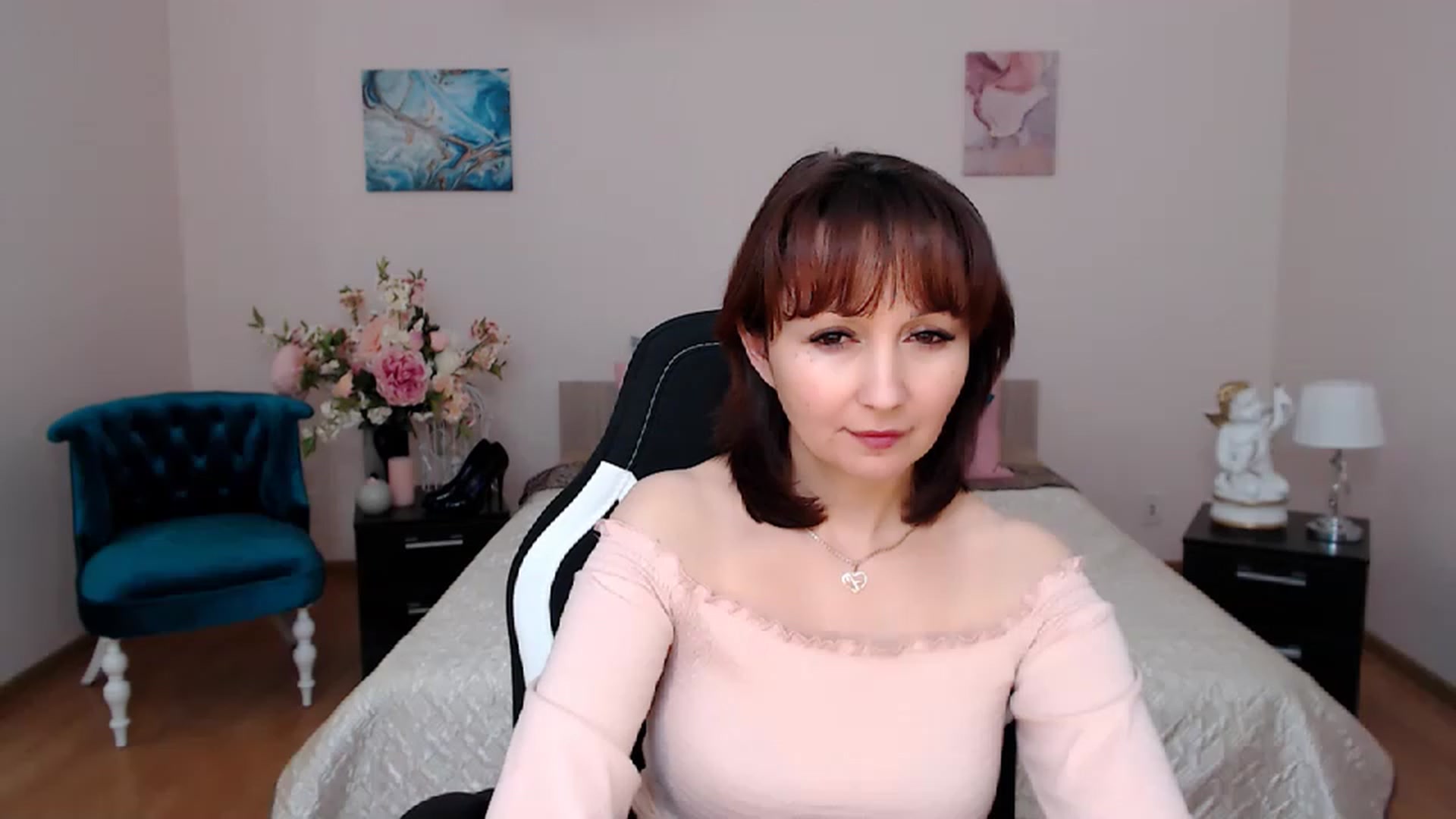 Gallery image thumbnail from InLovedMoon's myfreecams stream on, 11/24/2022, 23:56 image 10 of 20