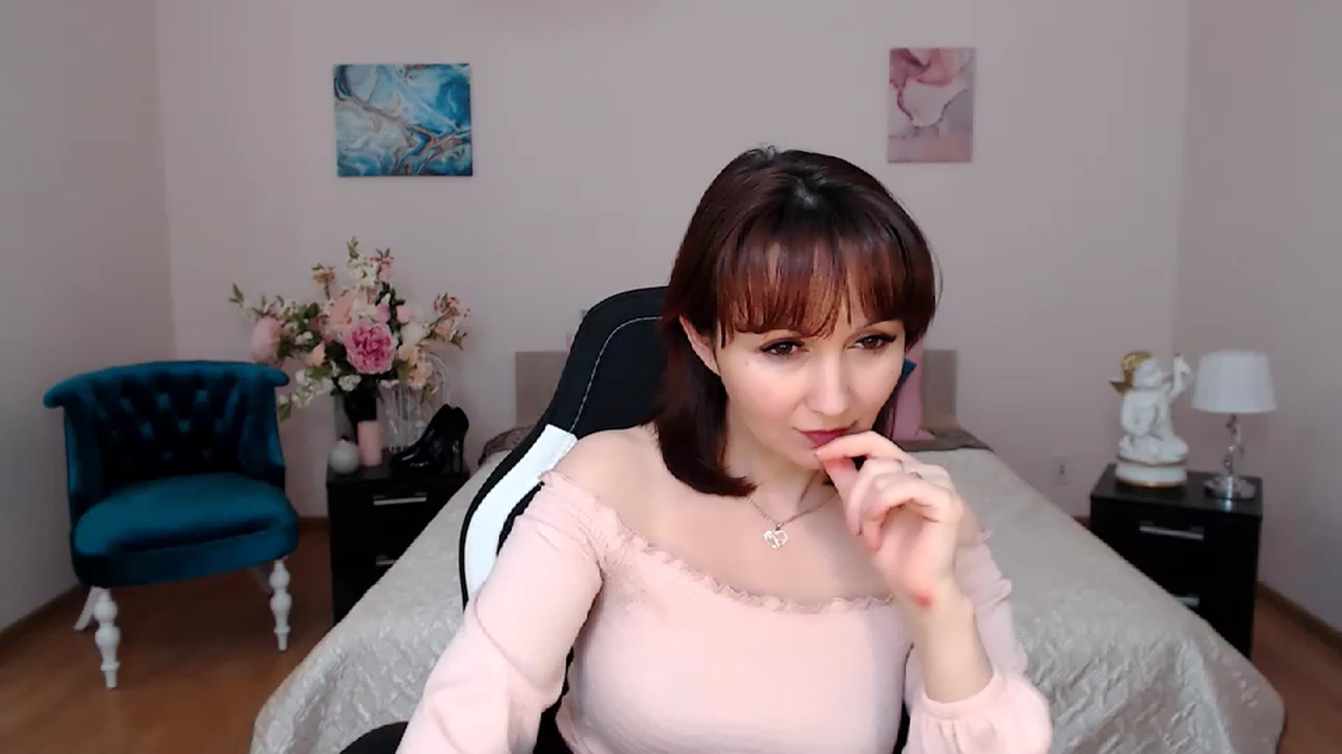 Gallery image thumbnail from InLovedMoon's myfreecams stream on, 11/24/2022, 23:56 image 17 of 20
