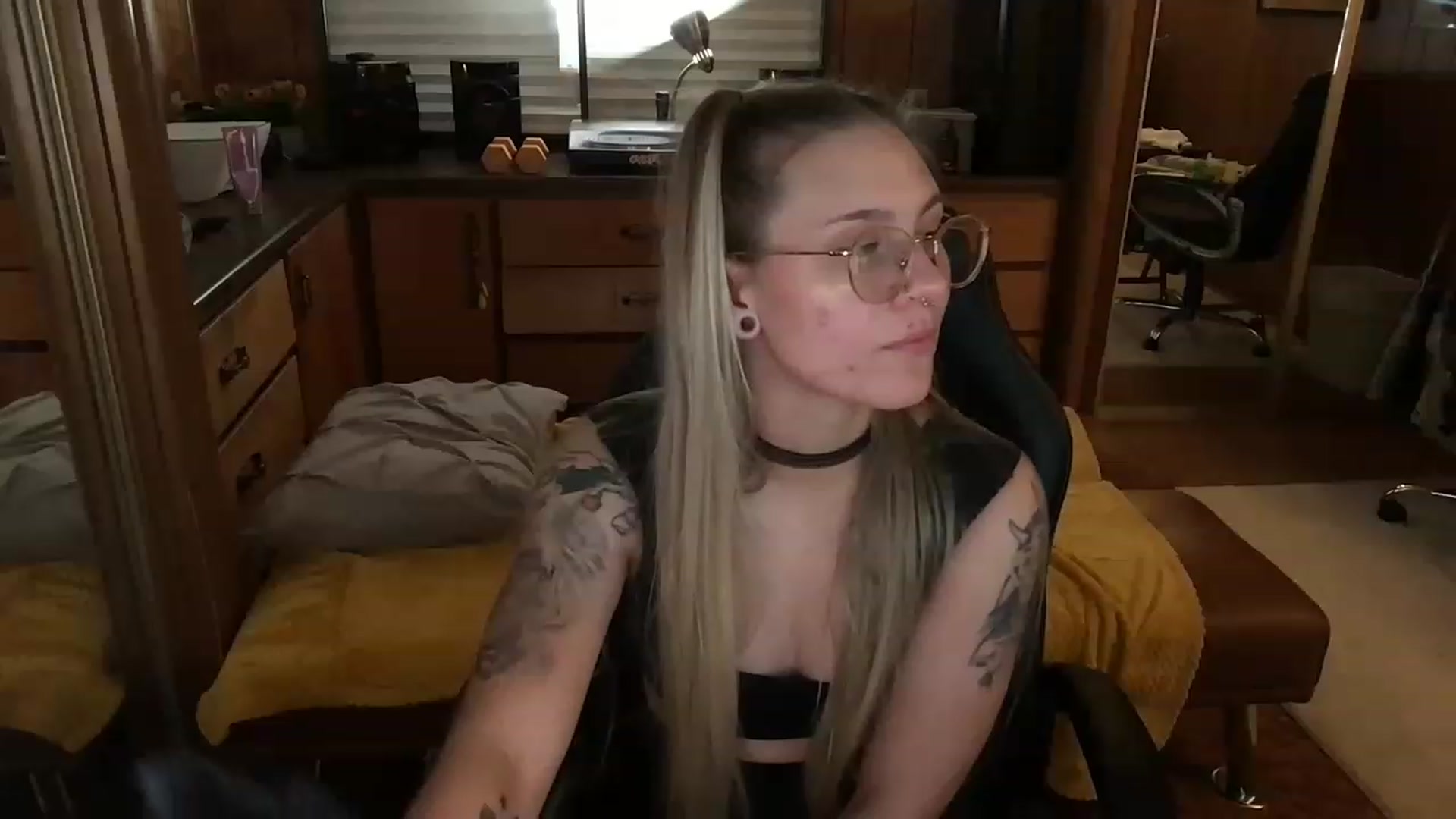 Gallery image thumbnail from Incognitobabe's myfreecams stream on, 11/21/2022, 06:47 image 16 of 20