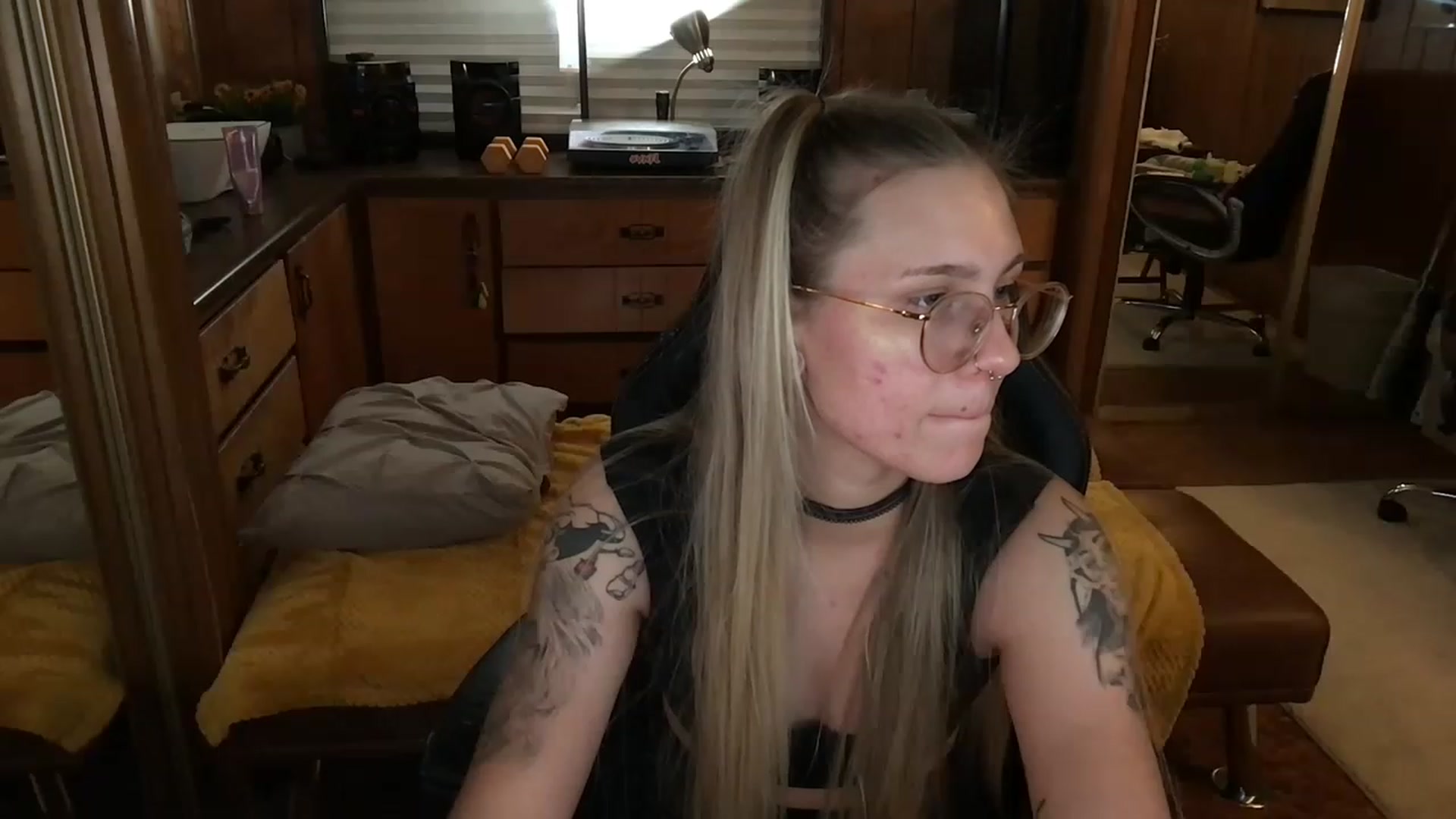 Gallery image thumbnail from Incognitobabe's myfreecams stream on, 11/21/2022, 06:47 image 17 of 20