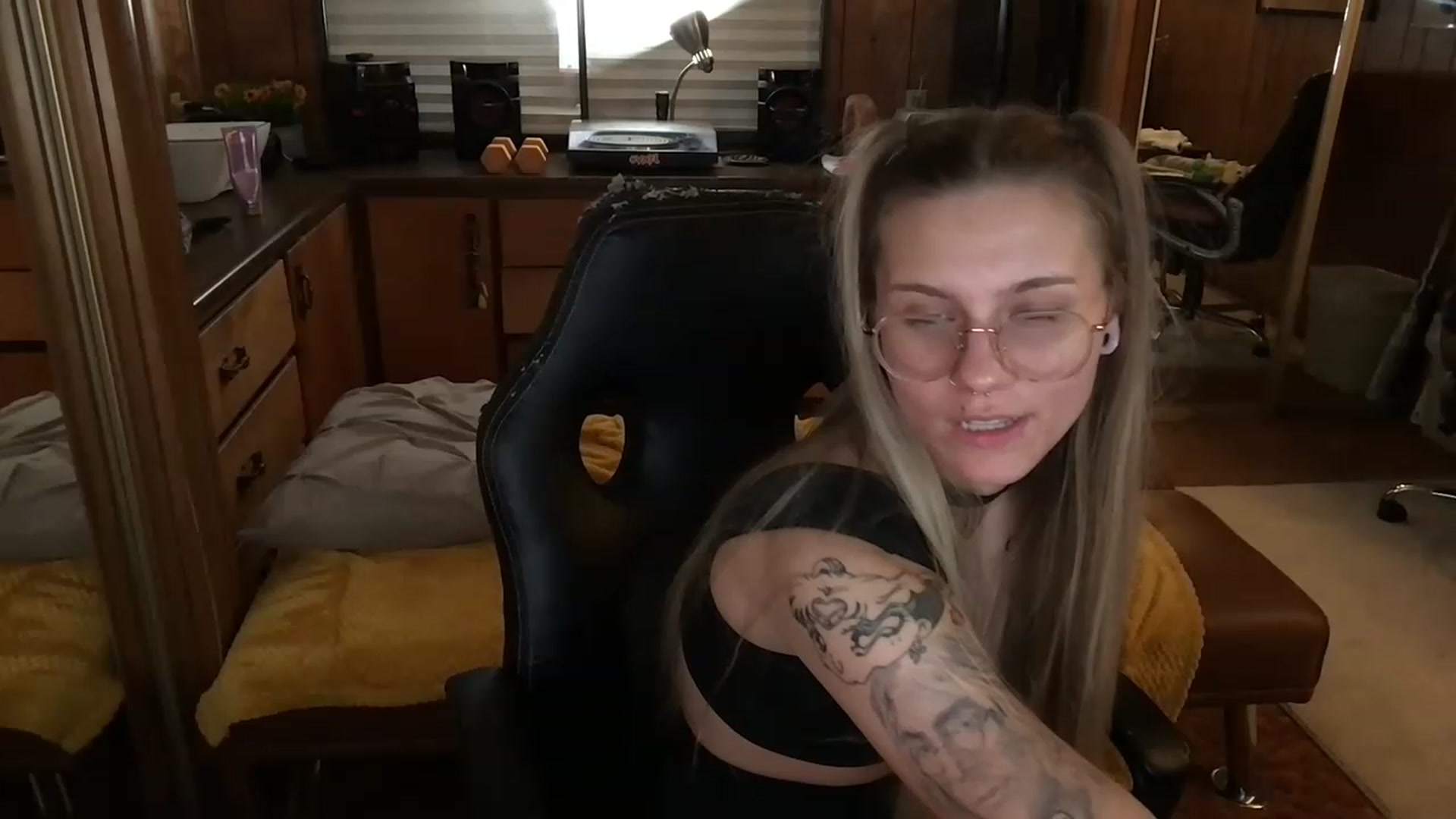 Gallery image thumbnail from Incognitobabe's myfreecams stream on, 11/21/2022, 06:47 image 18 of 20
