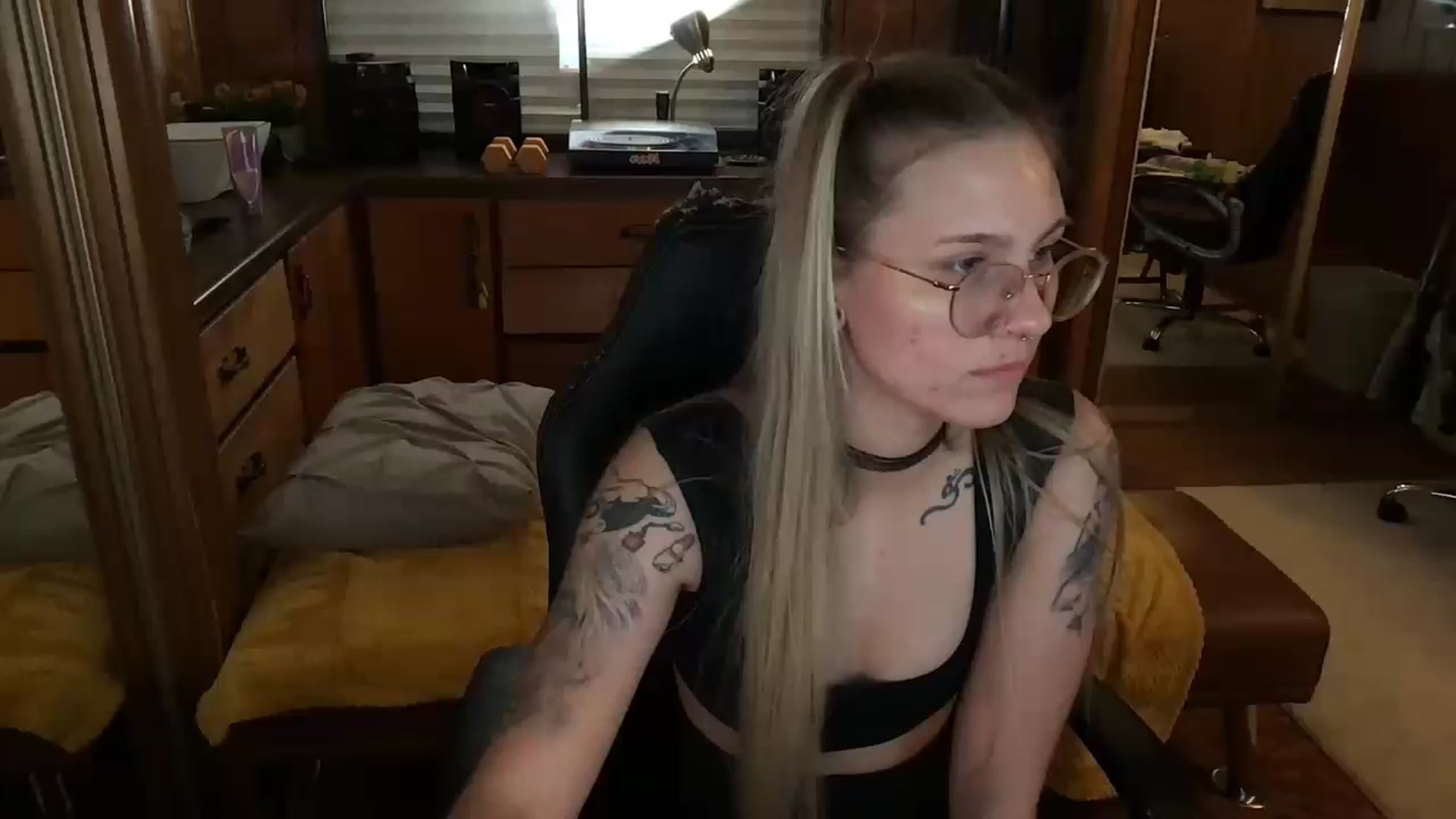 Gallery image thumbnail from Incognitobabe's myfreecams stream on, 11/21/2022, 06:47 image 19 of 20