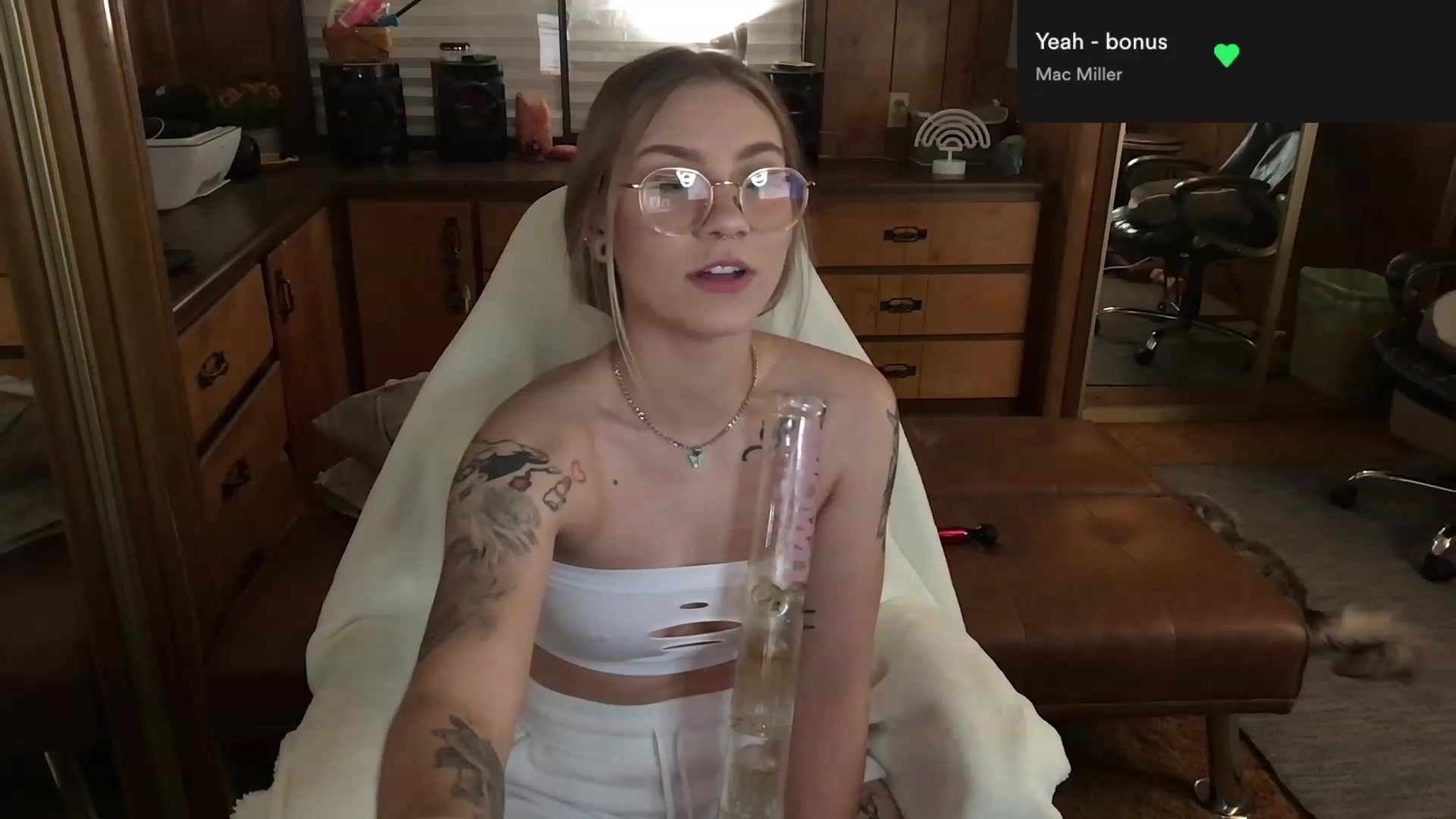 Gallery image thumbnail from Incognitobabe's myfreecams stream on, 04/16/2023, 12:03 image 3 of 20