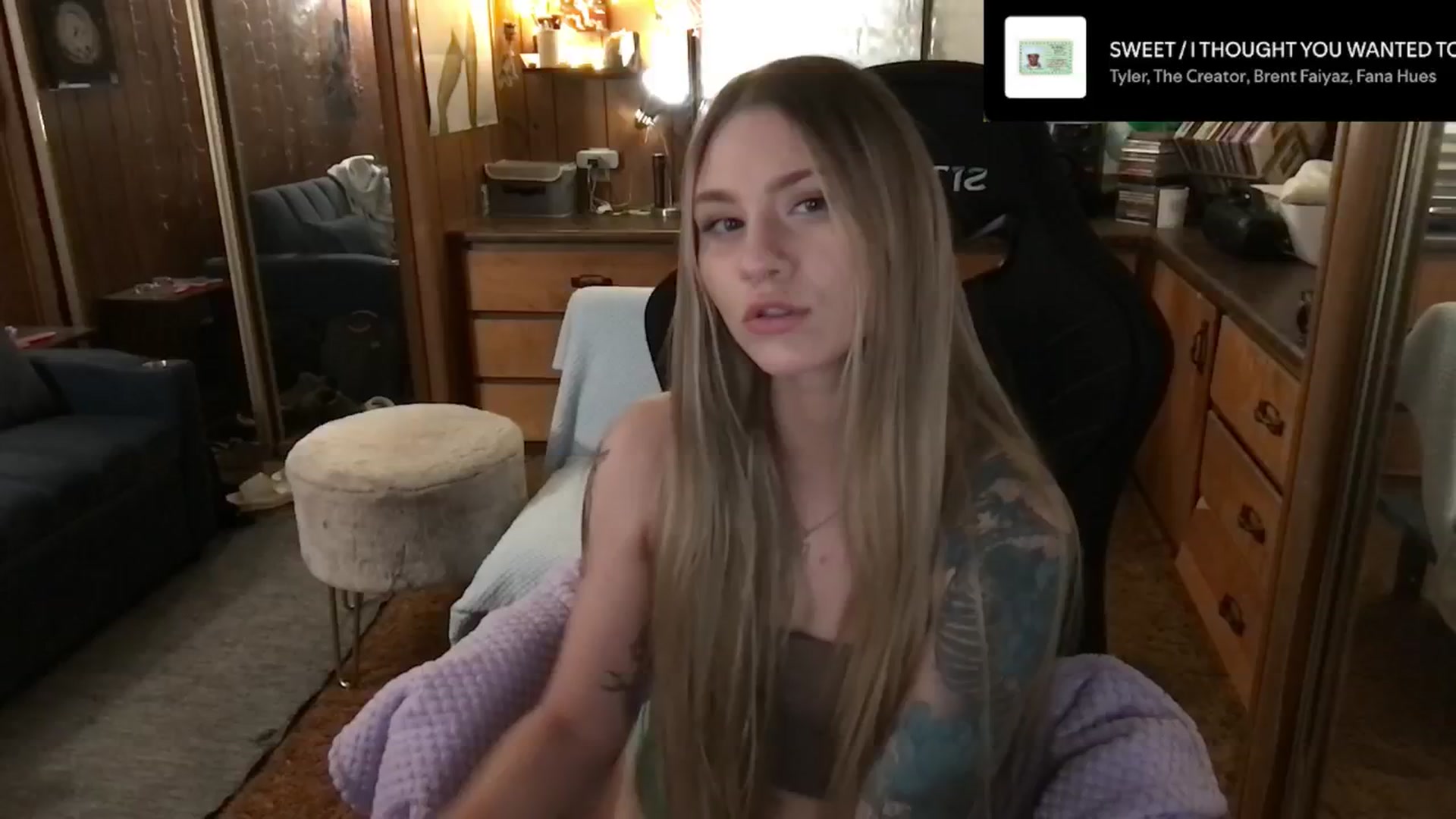 Gallery image thumbnail from Incognitobabe's myfreecams stream on, 12/31/2024, 08:18 image 17 of 20