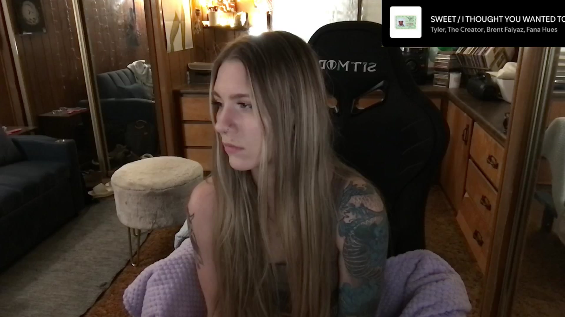 Gallery image thumbnail from Incognitobabe's myfreecams stream on, 12/31/2024, 08:18 image 16 of 20