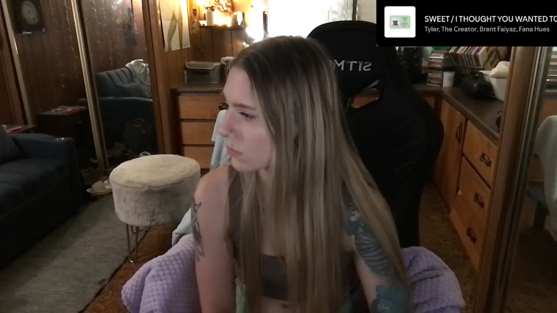 Gallery image thumbnail from Incognitobabe's myfreecams stream on, 12/31/2024, 08:18 image 15 of 20