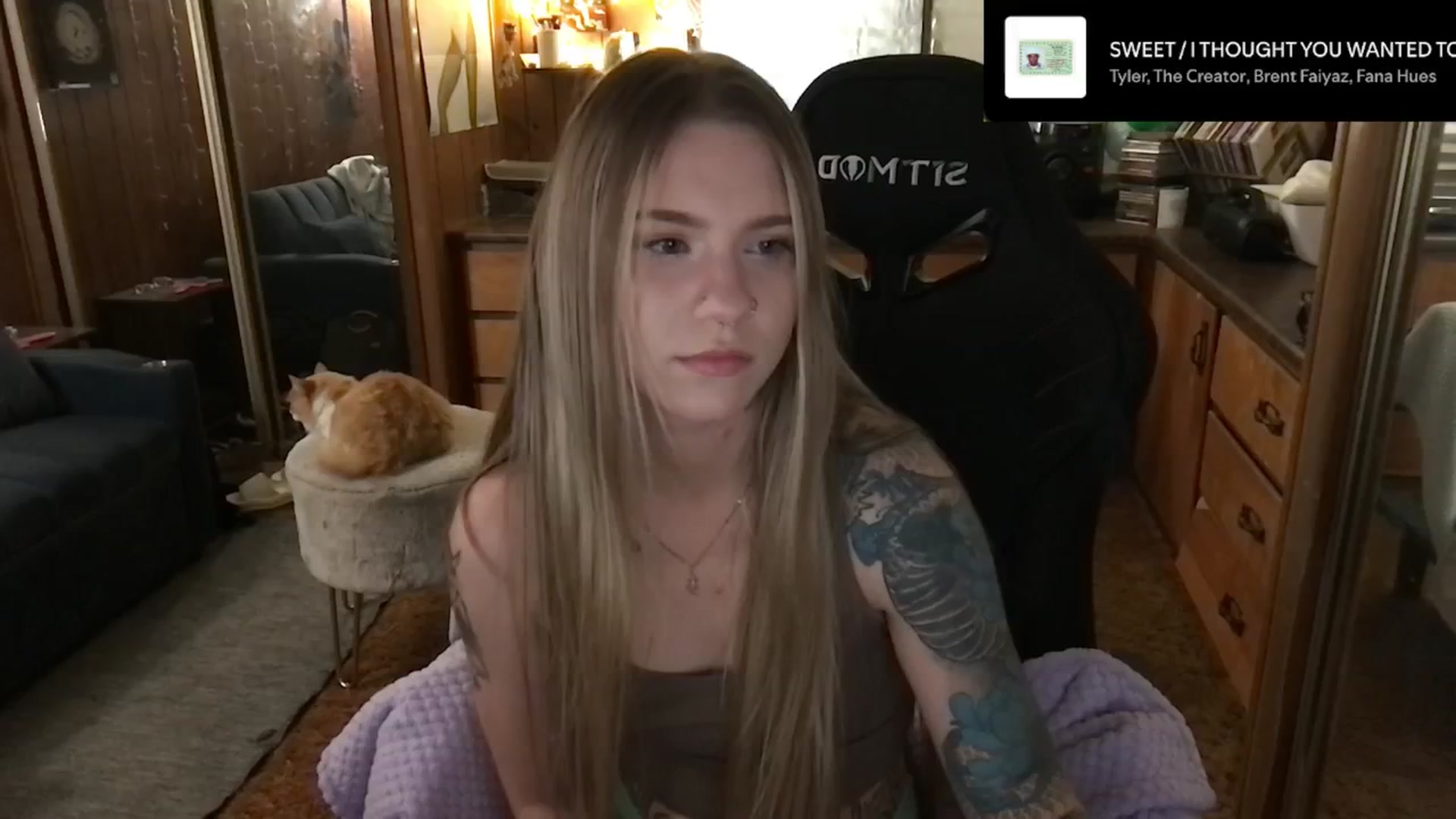 Gallery image thumbnail from Incognitobabe's myfreecams stream on, 12/31/2024, 08:18 image 18 of 20