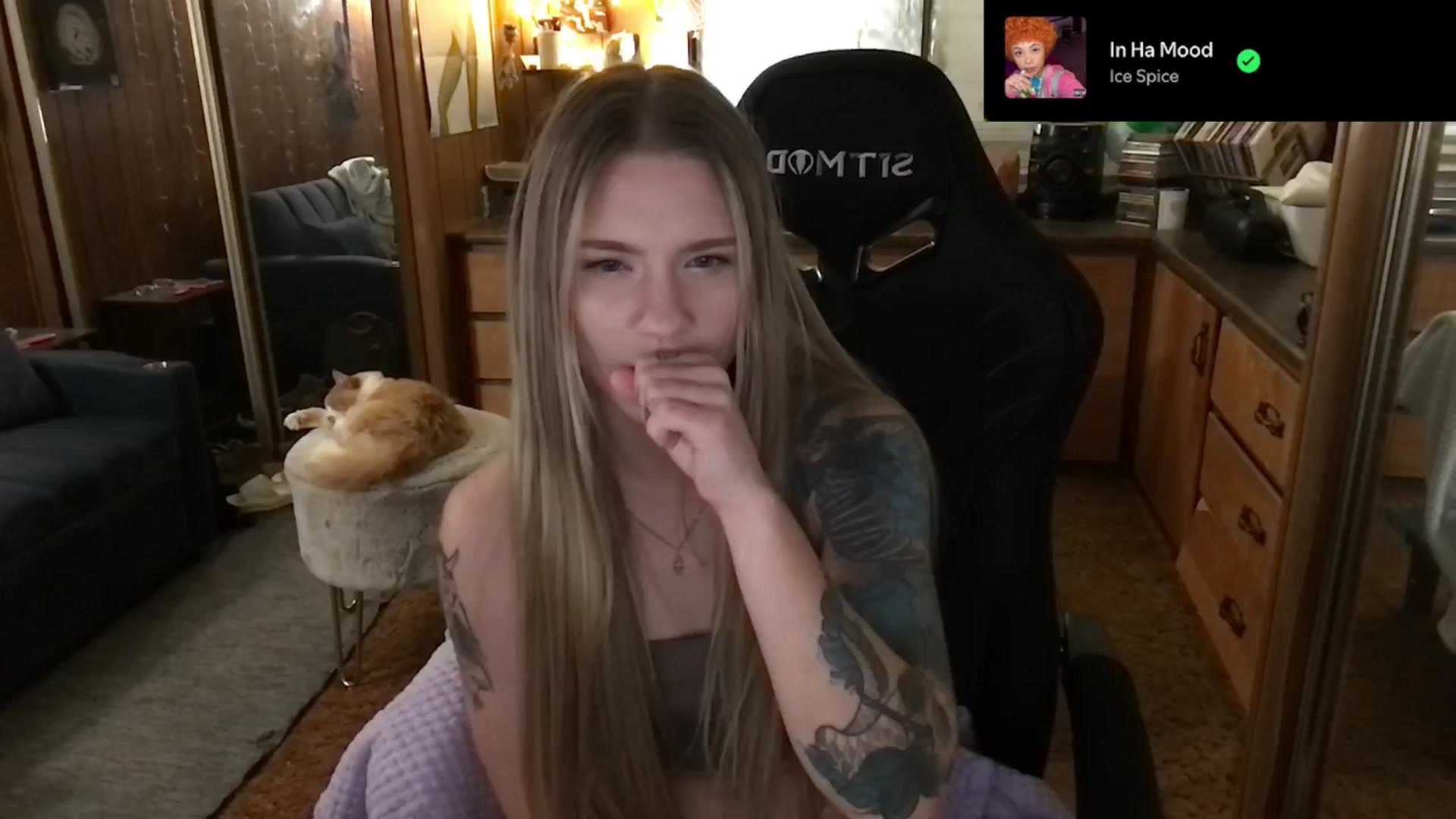 Gallery image thumbnail from Incognitobabe's myfreecams stream on, 12/31/2024, 09:07 image 6 of 20