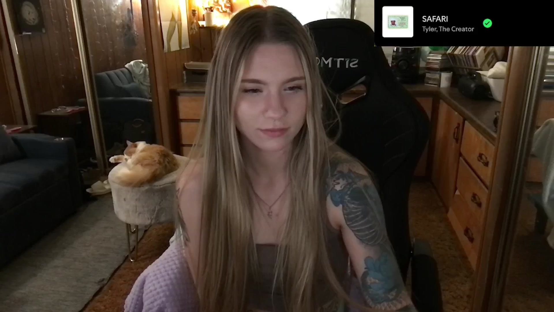 Gallery image thumbnail from Incognitobabe's myfreecams stream on, 12/31/2024, 09:07 image 9 of 20
