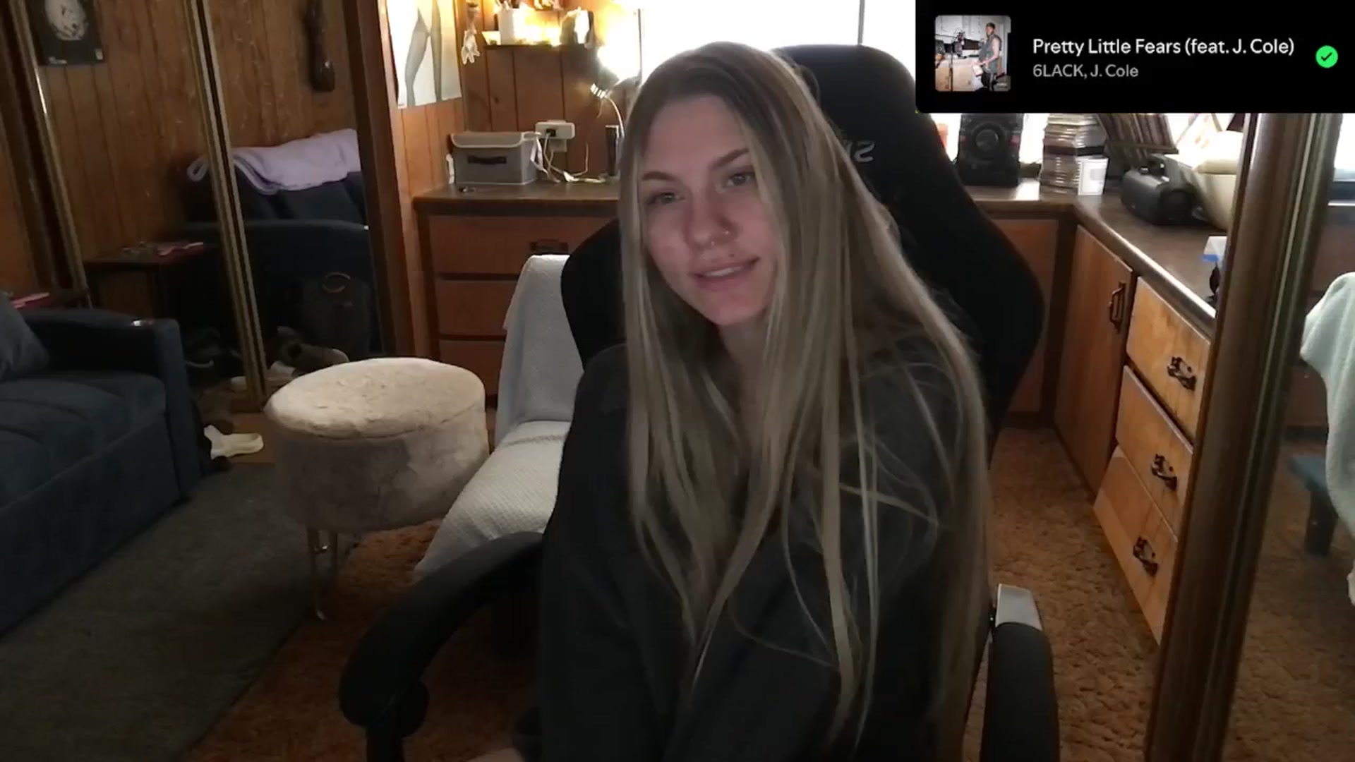 Gallery image thumbnail from Incognitobabe's myfreecams stream on, 12/31/2024, 20:55 image 6 of 20
