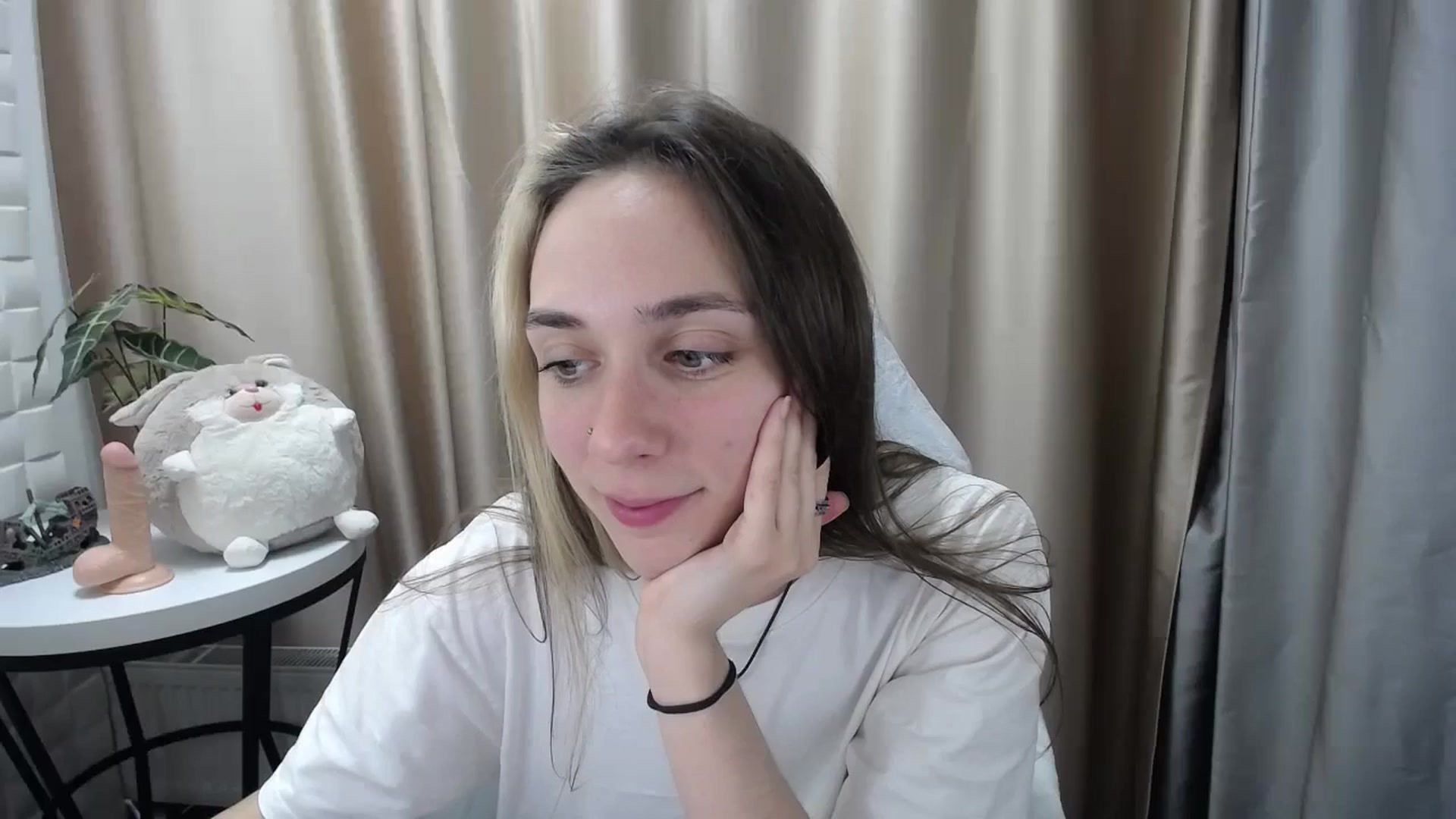 Gallery image thumbnail from Indica_Flower's myfreecams stream on, 05/19/2024, 12:15 image 3 of 20