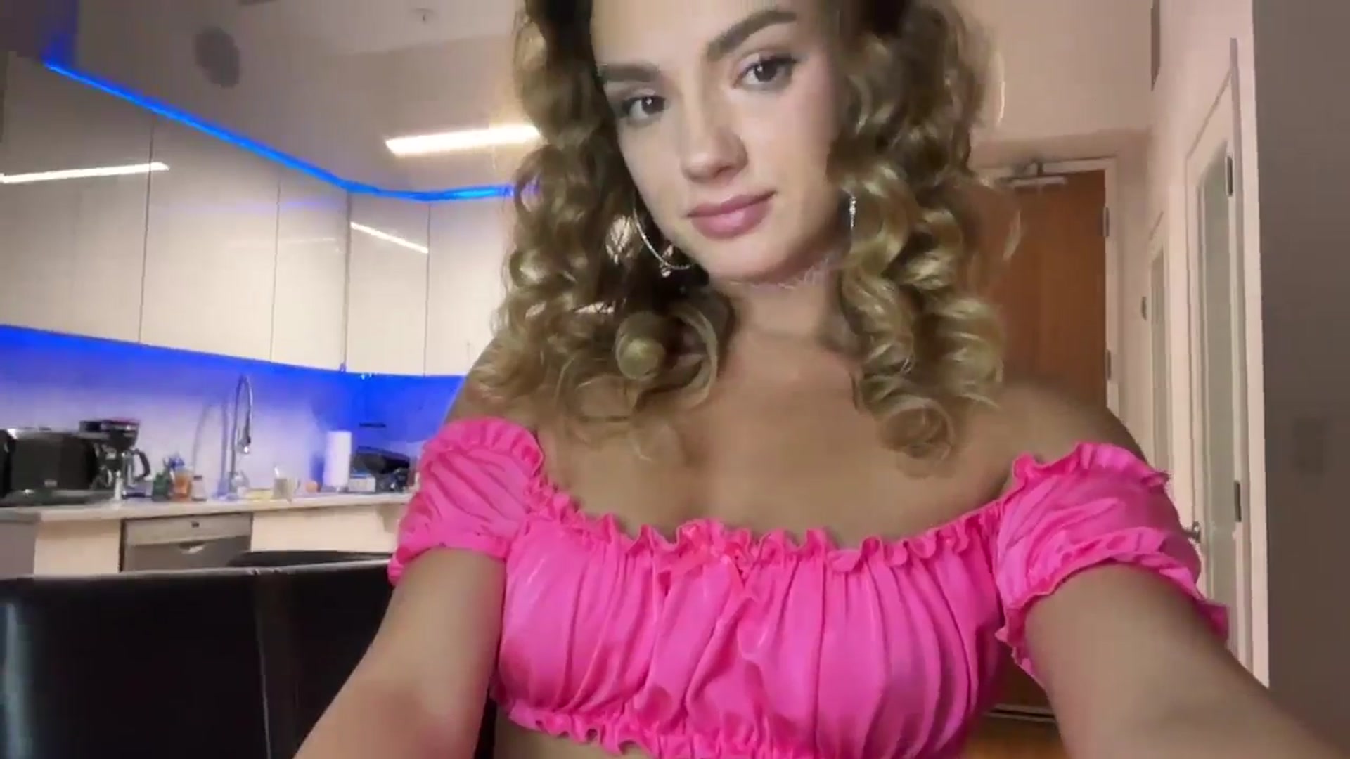 Gallery image thumbnail from Infinity_XX's myfreecams stream on, 12/16/2024, 06:37 image 4 of 20