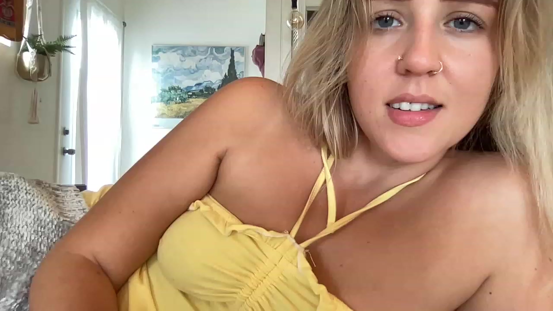 Gallery image thumbnail from InnocentIvy22's myfreecams stream on, 01/22/2023, 24:05 image 7 of 20