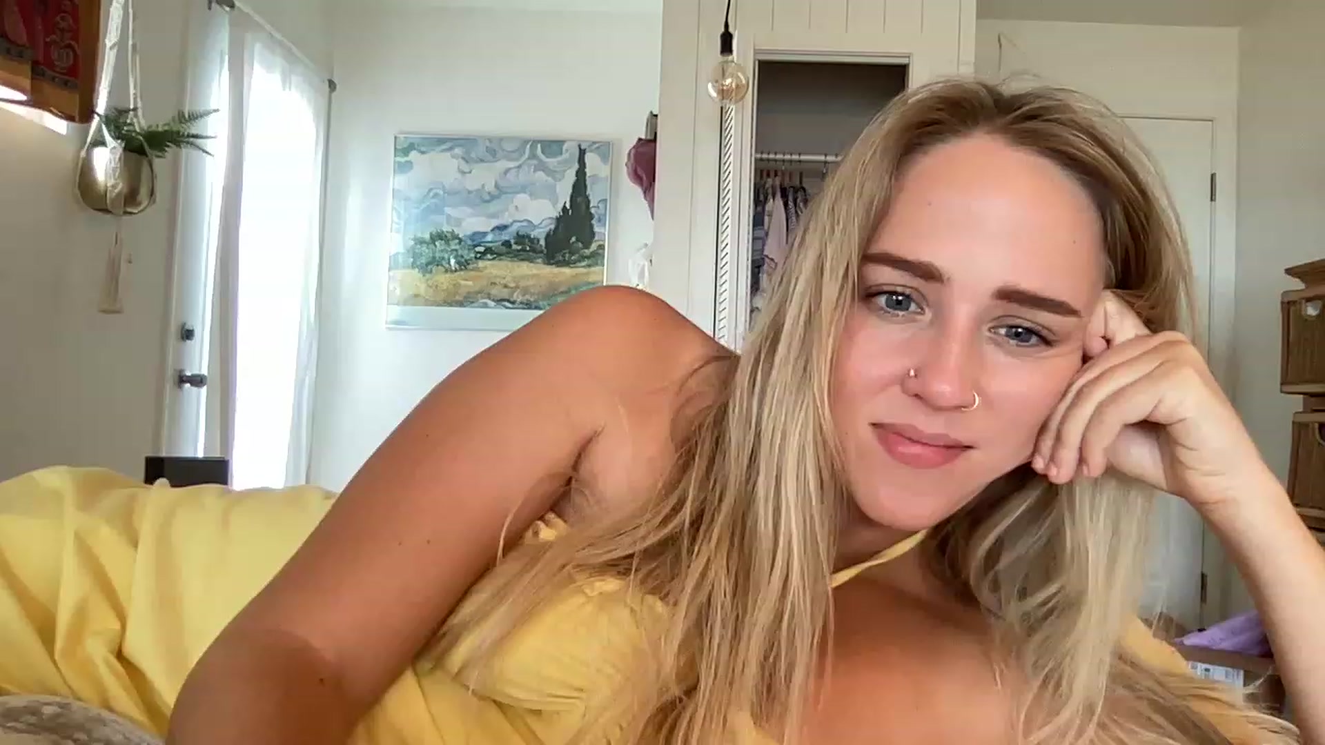 Gallery image thumbnail from InnocentIvy22's myfreecams stream on, 01/22/2023, 24:05 image 16 of 20