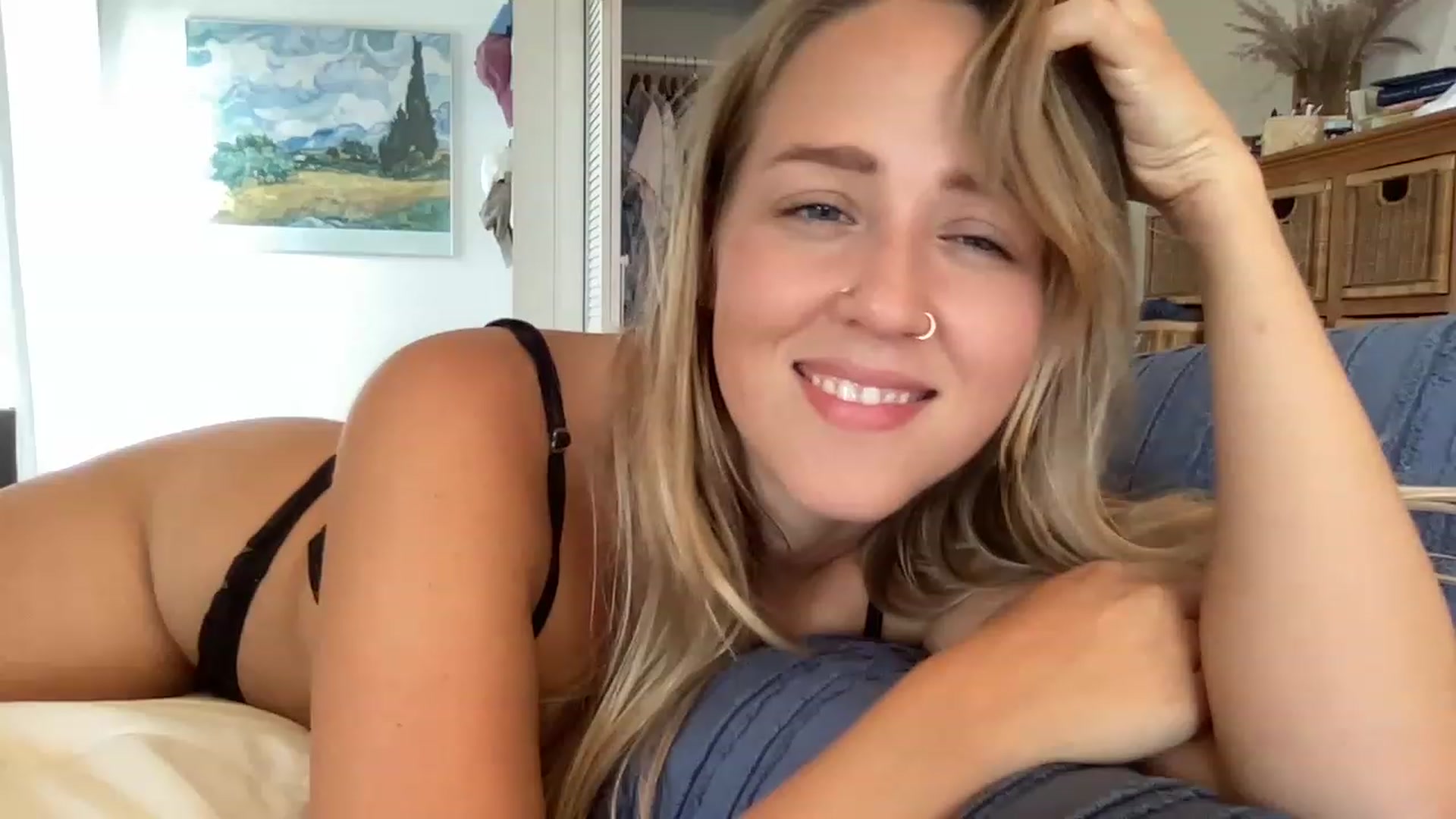 Gallery image thumbnail from InnocentIvy22's myfreecams stream on, 01/26/2023, 21:33 image 14 of 20