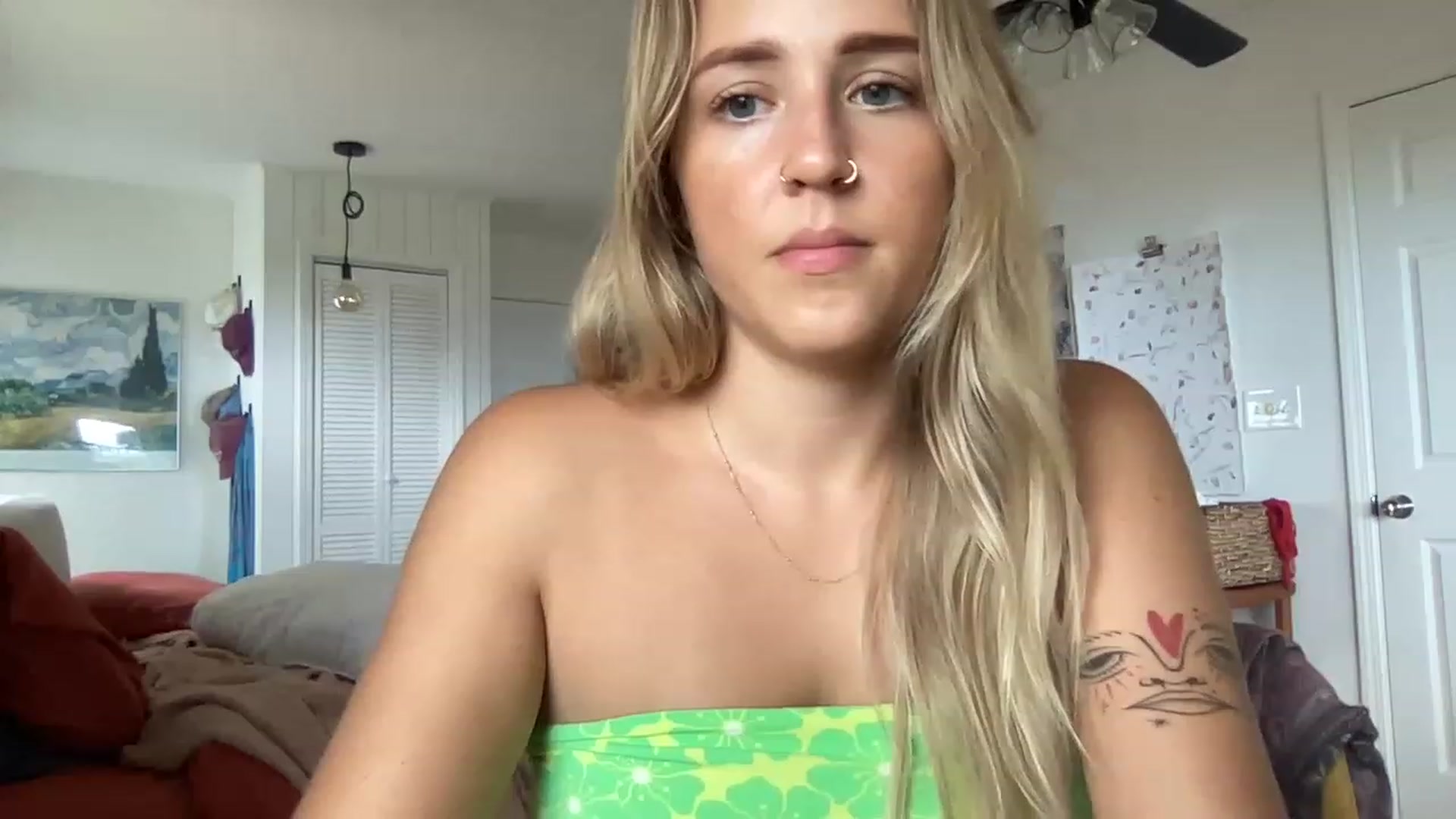 Gallery image thumbnail from InnocentIvy22's myfreecams stream on, 04/01/2023, 21:23 image 18 of 20