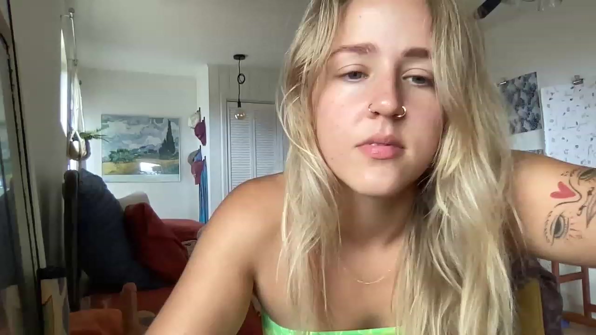 Gallery image thumbnail from InnocentIvy22's myfreecams stream on, 04/01/2023, 21:23 image 6 of 20