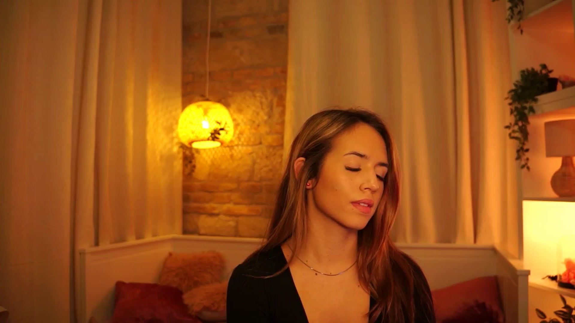 Gallery image thumbnail from Innocent_Fox's myfreecams stream on, 10/08/2024, 19:33 image 19 of 20