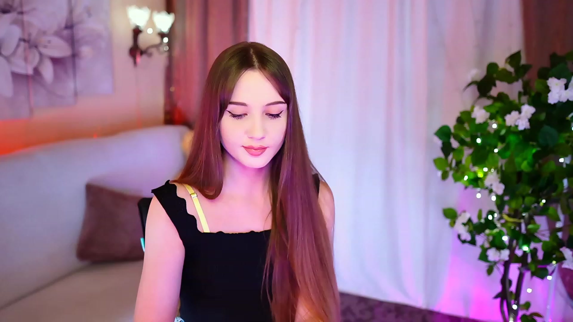 Gallery image thumbnail from Innocent_Soul's myfreecams stream on, 10/03/2023, 19:57 image 10 of 20