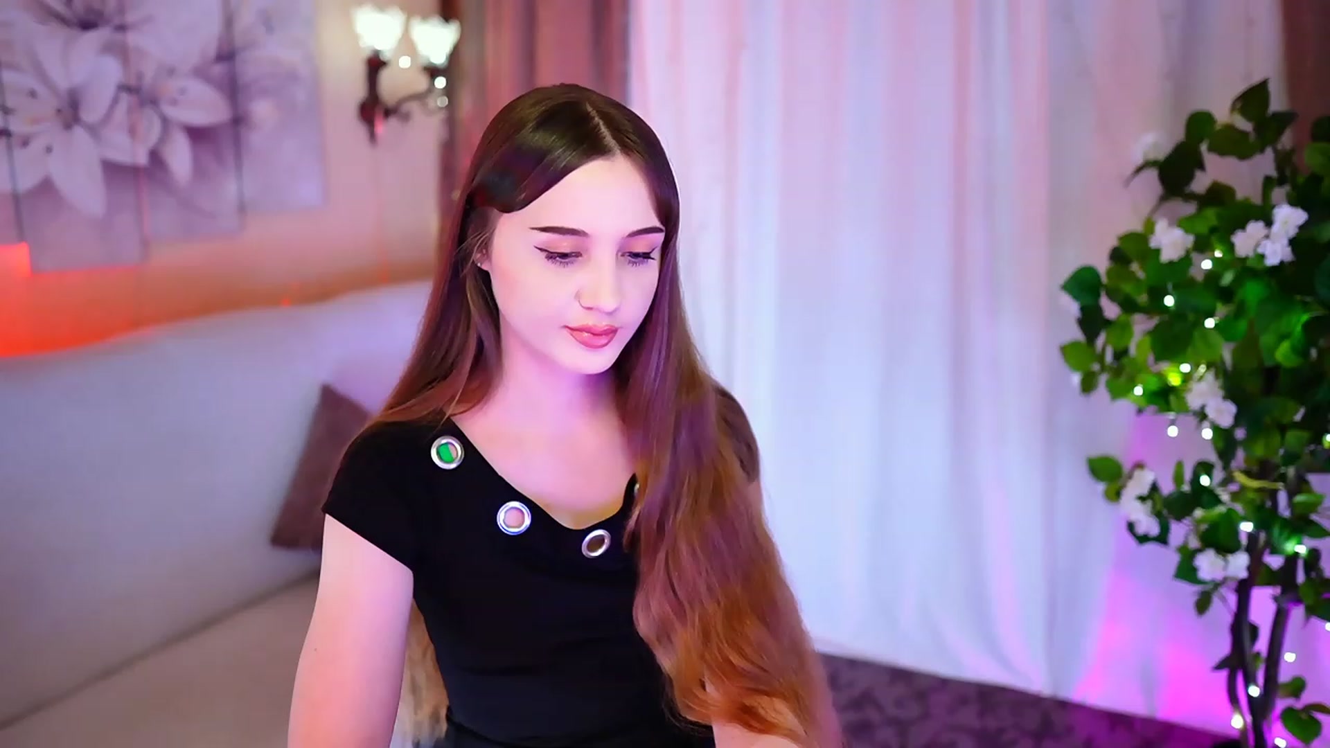 Gallery image thumbnail from Innocent_Soul's myfreecams stream on, 10/17/2023, 19:02 image 9 of 20