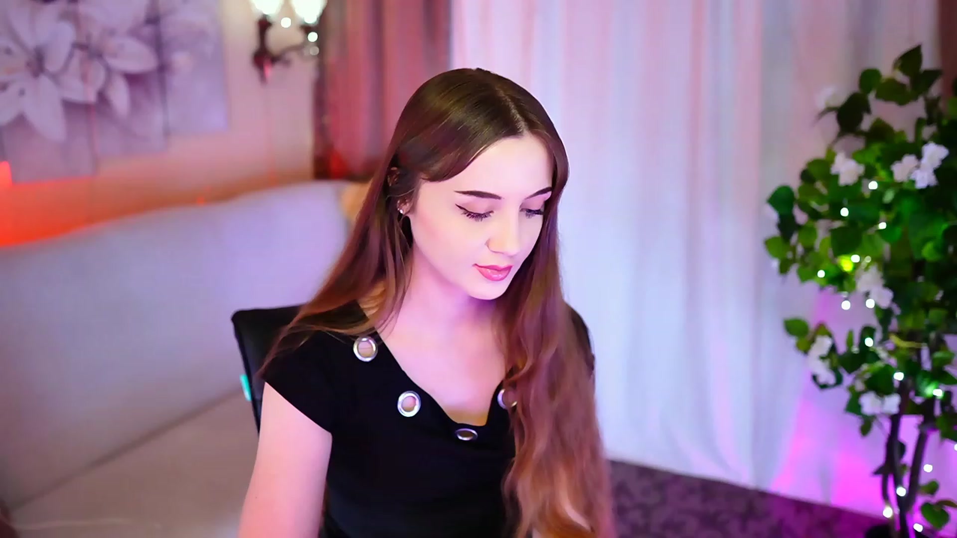 Gallery image thumbnail from Innocent_Soul's myfreecams stream on, 10/24/2023, 16:36 image 7 of 20