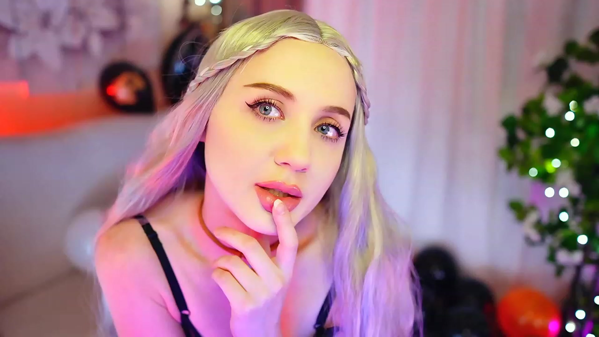 Gallery image thumbnail from Innocent_Soul's myfreecams stream on, 10/31/2023, 18:19 image 18 of 20