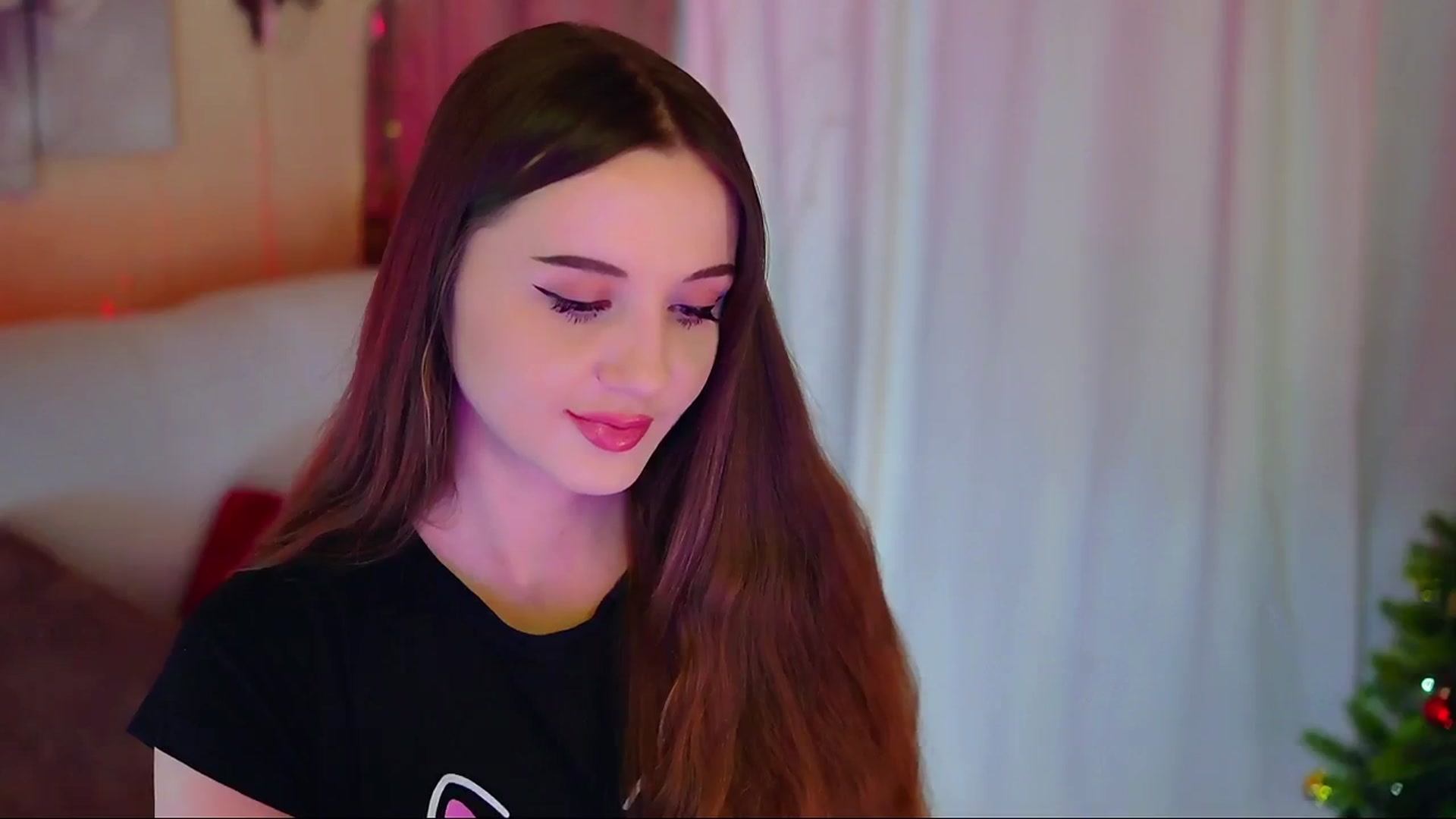 Gallery image thumbnail from Innocent_Soul's myfreecams stream on, 12/24/2023, 14:16 image 14 of 20