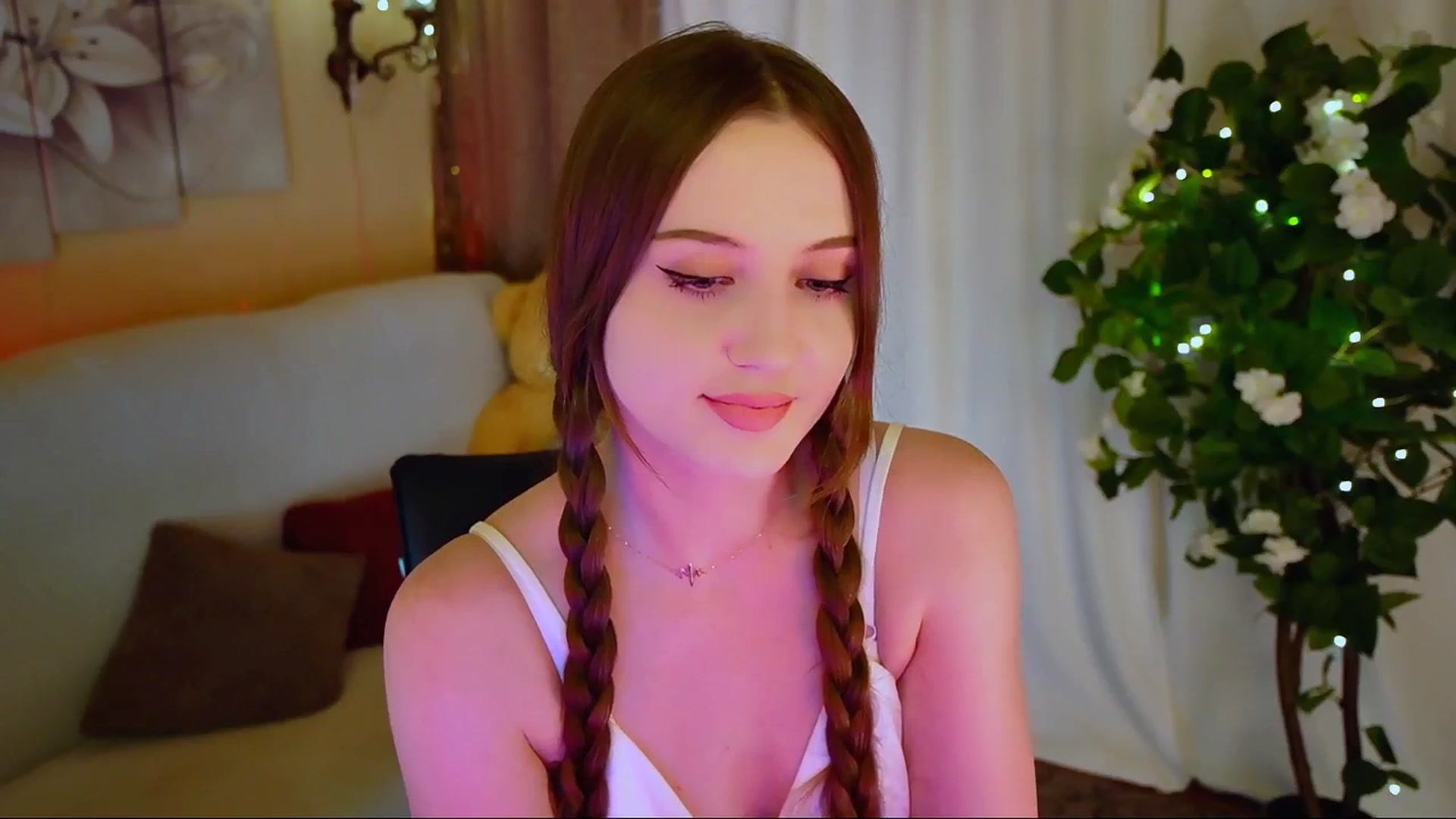 Gallery image thumbnail from Innocent_Soul's myfreecams stream on, 06/20/2024, 18:13 image 14 of 20