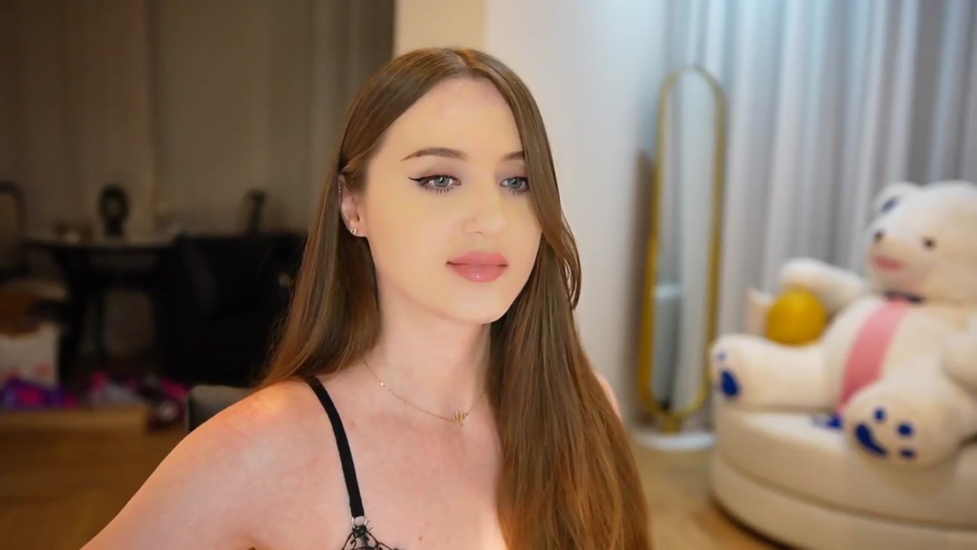 Gallery image thumbnail from Innocent_Soul's myfreecams stream on, 10/12/2024, 22:18 image 14 of 20
