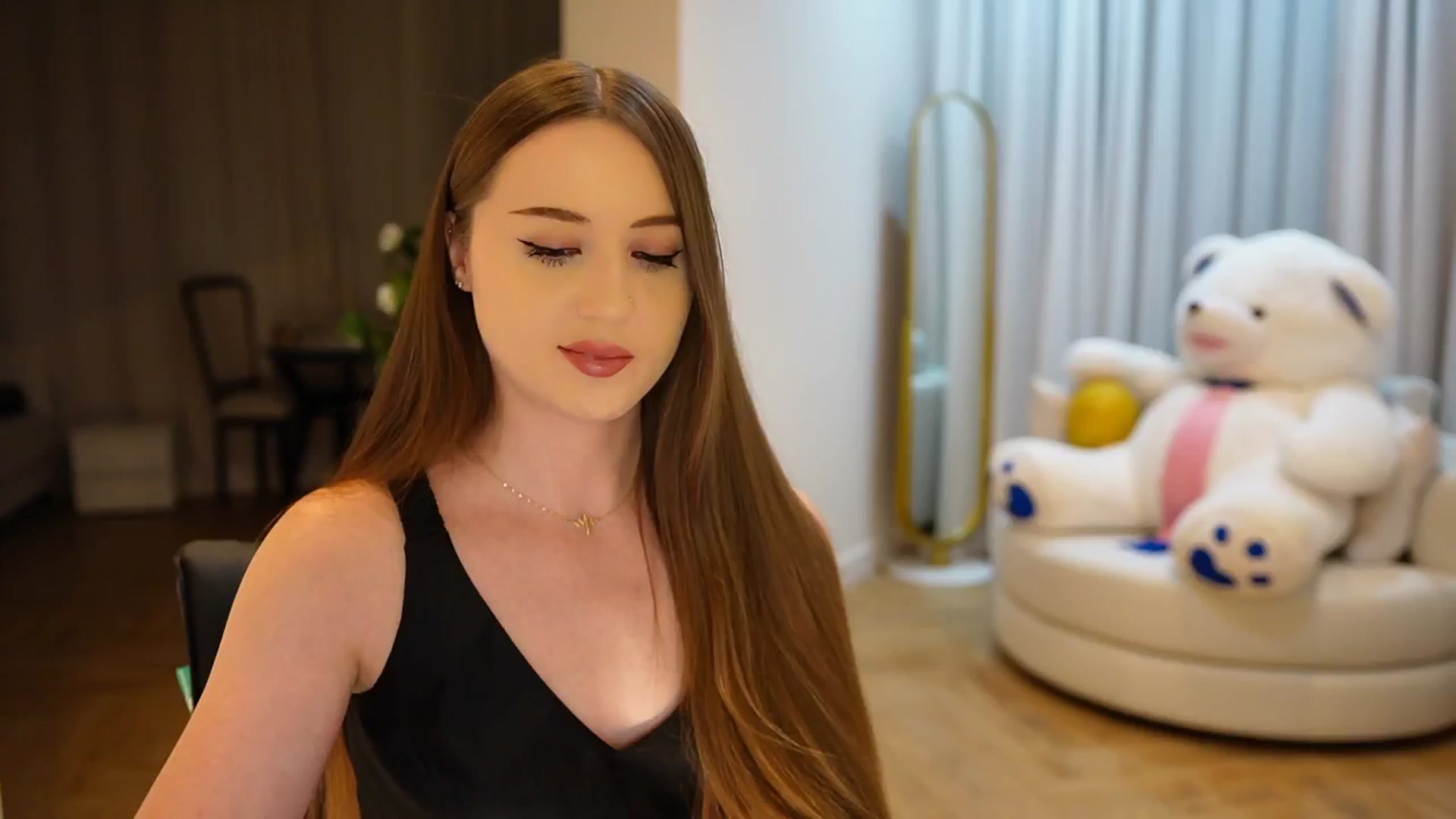 Gallery image thumbnail from Innocent_Soul's myfreecams stream on, 11/11/2024, 18:34 image 16 of 20