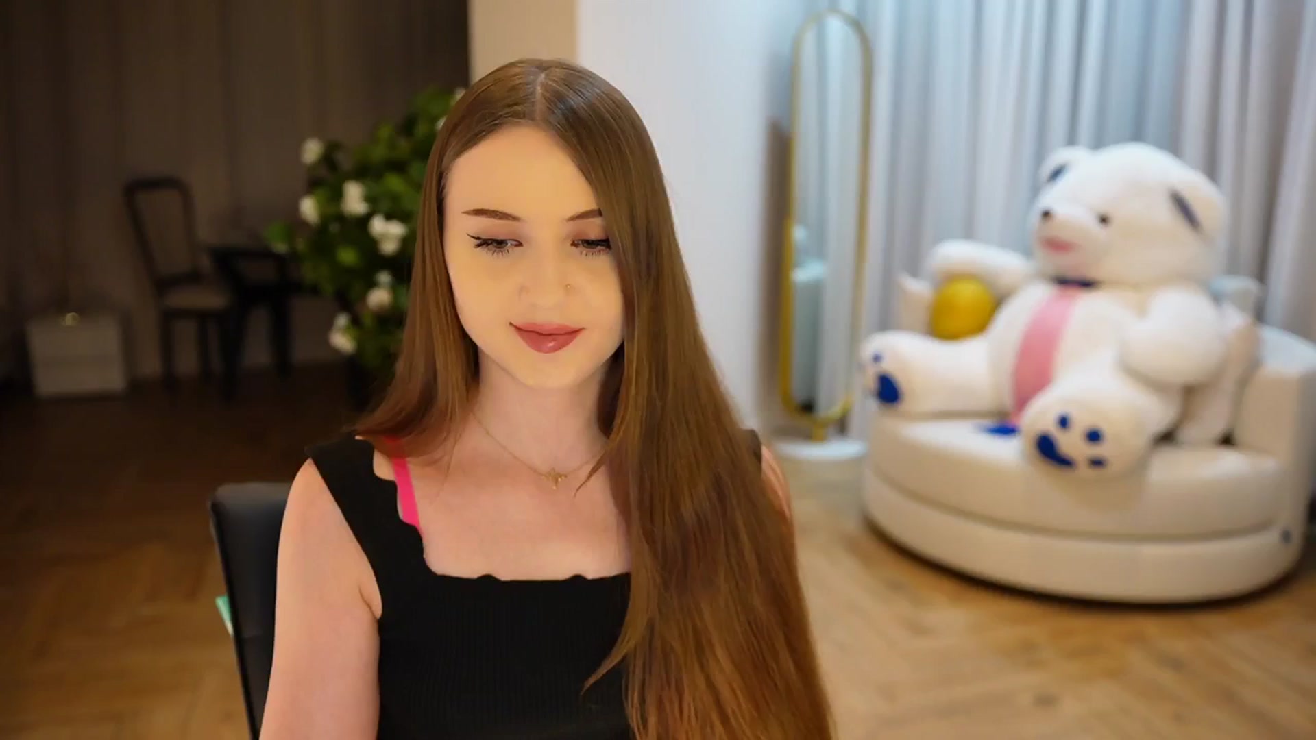 Gallery image thumbnail from Innocent_Soul's myfreecams stream on, 11/15/2024, 16:12 image 18 of 20