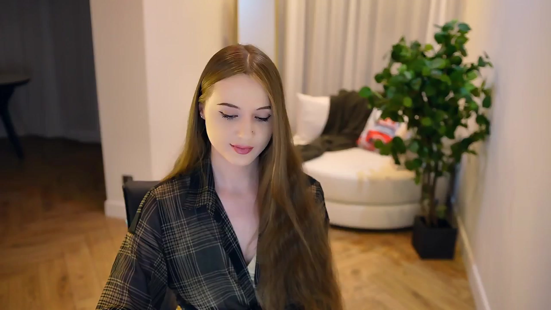 Gallery image thumbnail from Innocent_Soul's myfreecams stream on, 02/06/2025, 21:07 image 16 of 20