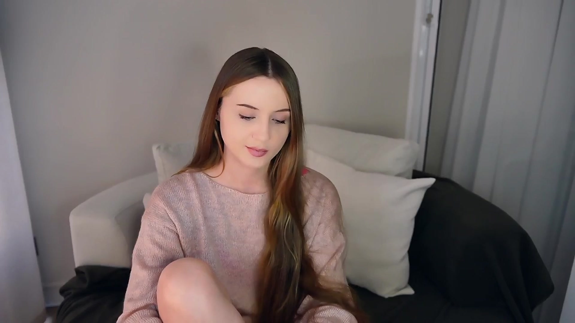 Gallery image thumbnail from Innocent_Soul's myfreecams stream on, 05/06/2025, 15:37 image 8 of 20
