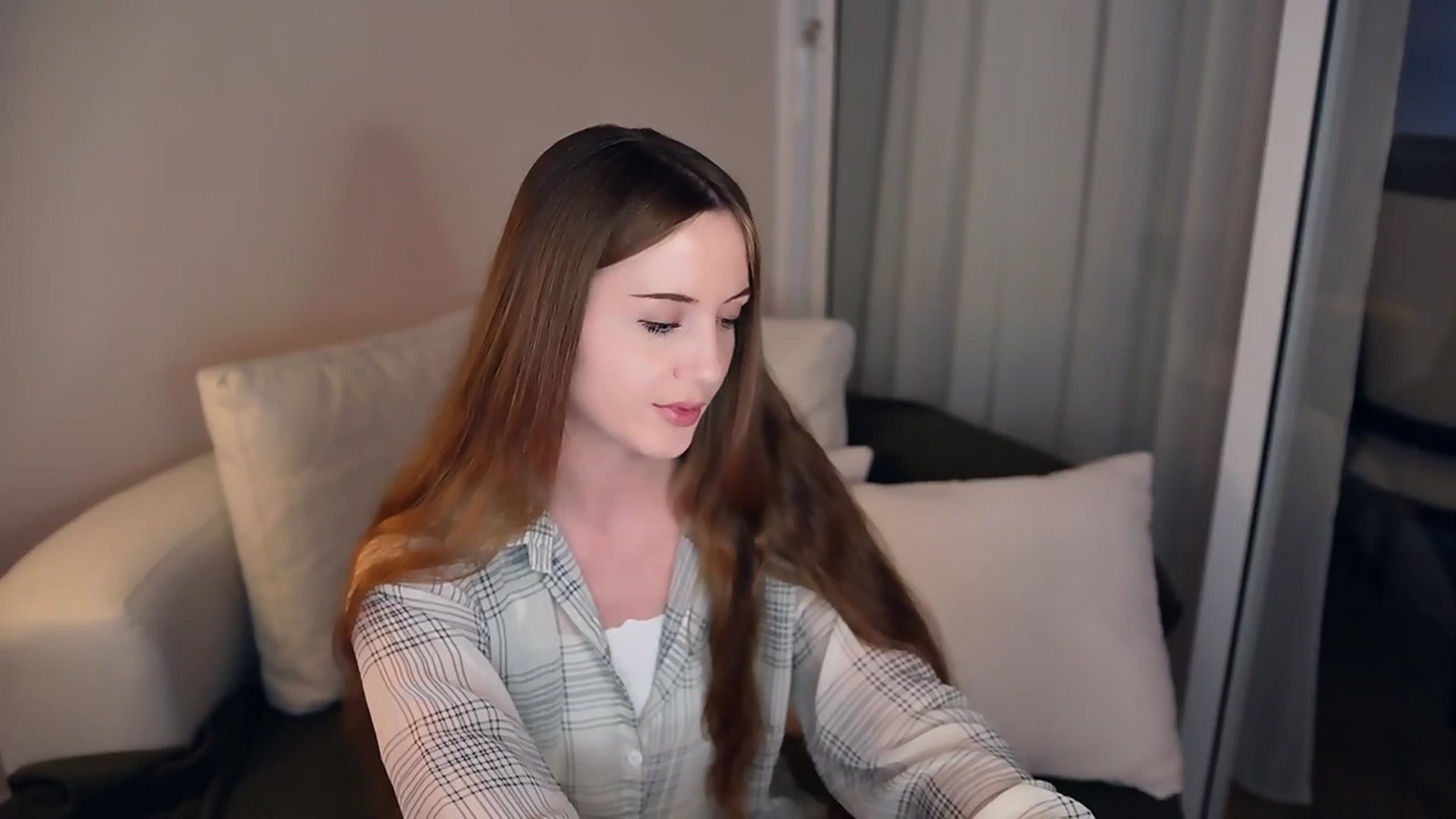 Gallery image thumbnail from Innocent_Soul's myfreecams stream on, 05/08/2025, 14:47 image 4 of 20