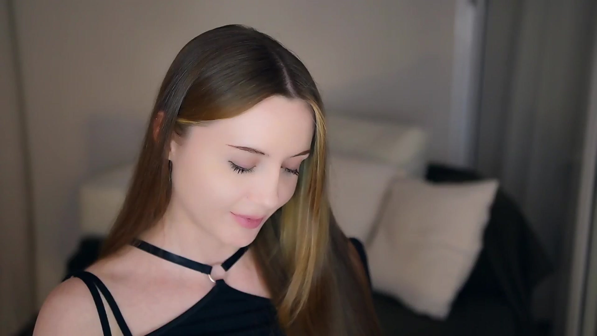 Gallery image thumbnail from Innocent_Soul's myfreecams stream on, 05/17/2025, 20:50 image 15 of 20