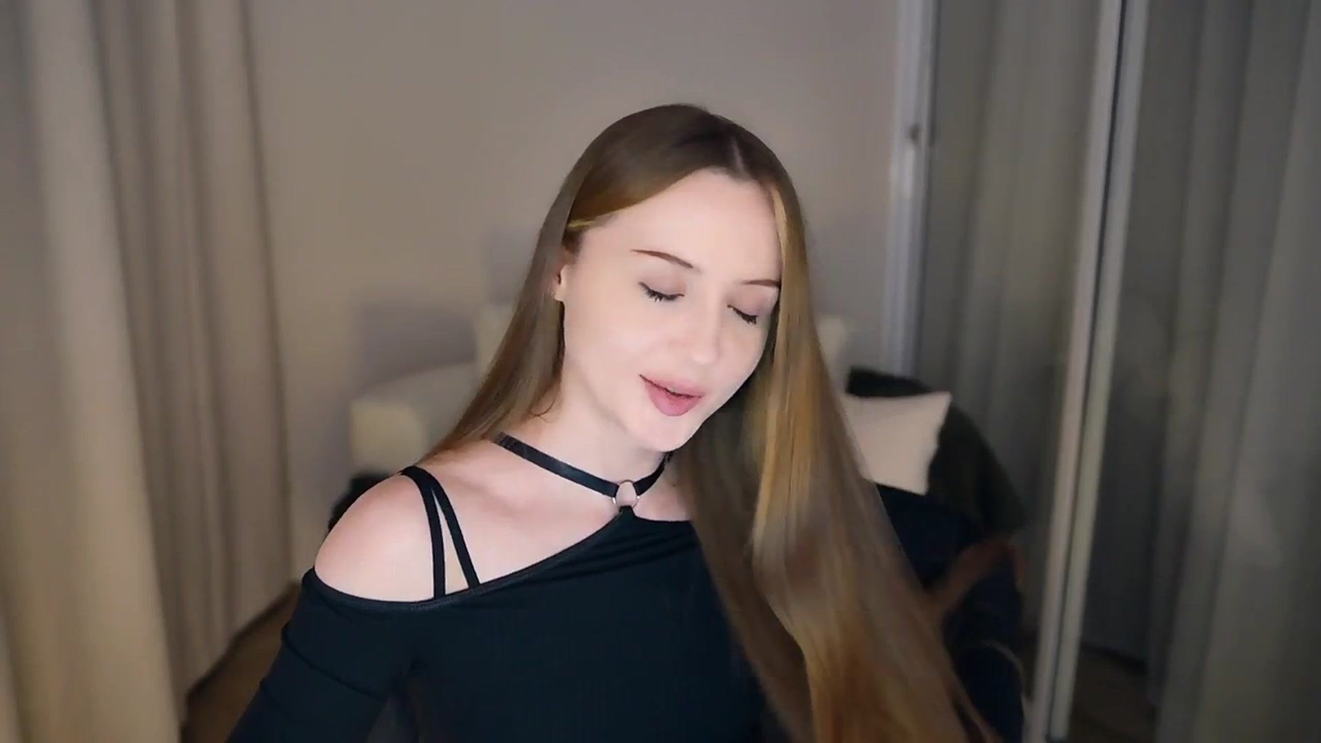 Gallery image thumbnail from Innocent_Soul's myfreecams stream on, 05/17/2025, 20:50 image 16 of 20