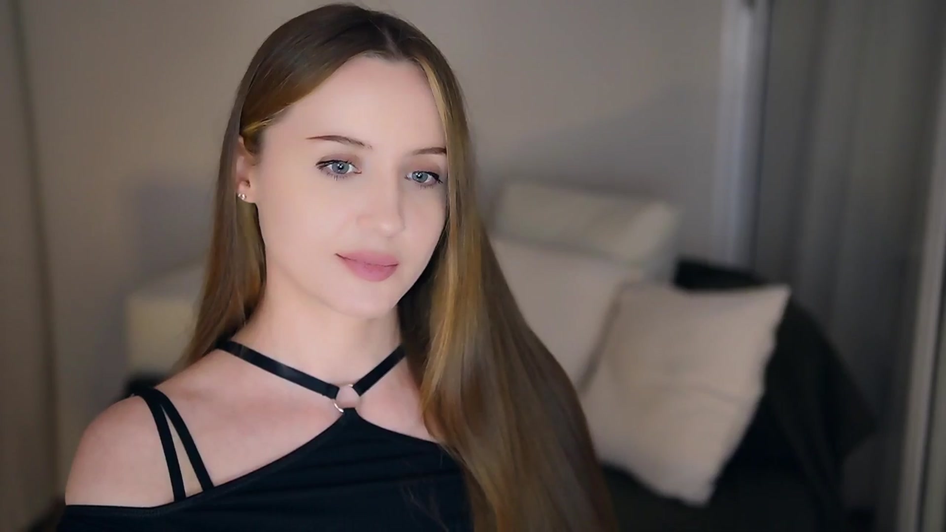 Gallery image thumbnail from Innocent_Soul's myfreecams stream on, 05/17/2025, 20:50 image 14 of 20