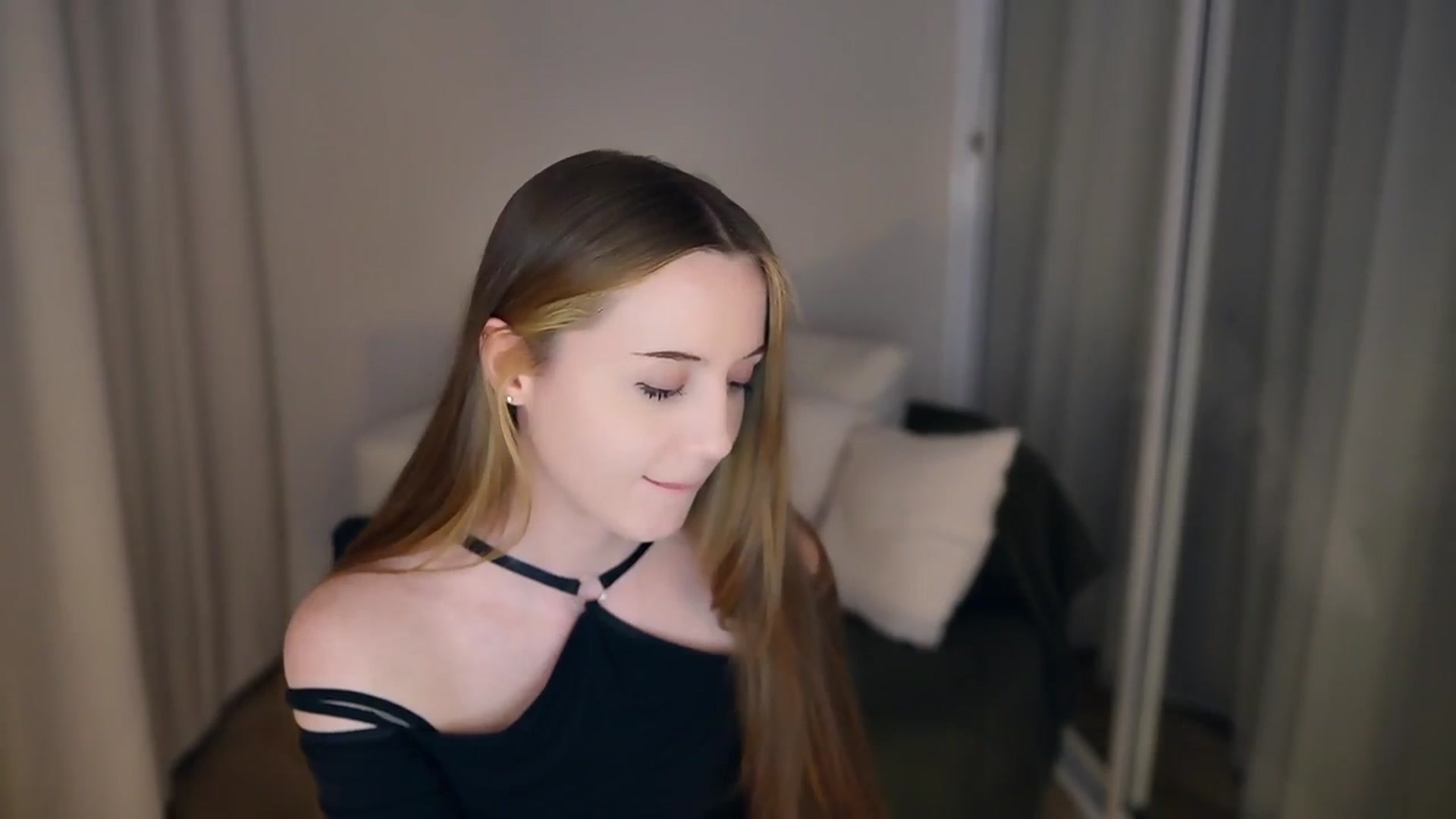 Gallery image thumbnail from Innocent_Soul's myfreecams stream on, 05/17/2025, 20:50 image 20 of 20