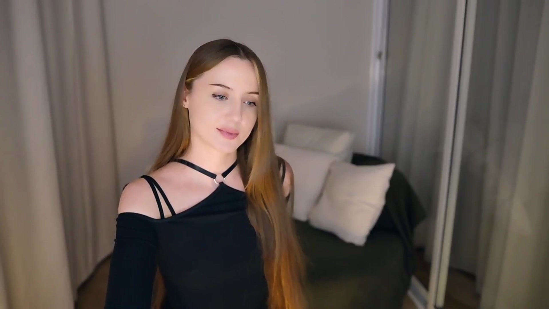 Gallery image thumbnail from Innocent_Soul's myfreecams stream on, 05/17/2025, 20:50 image 17 of 20